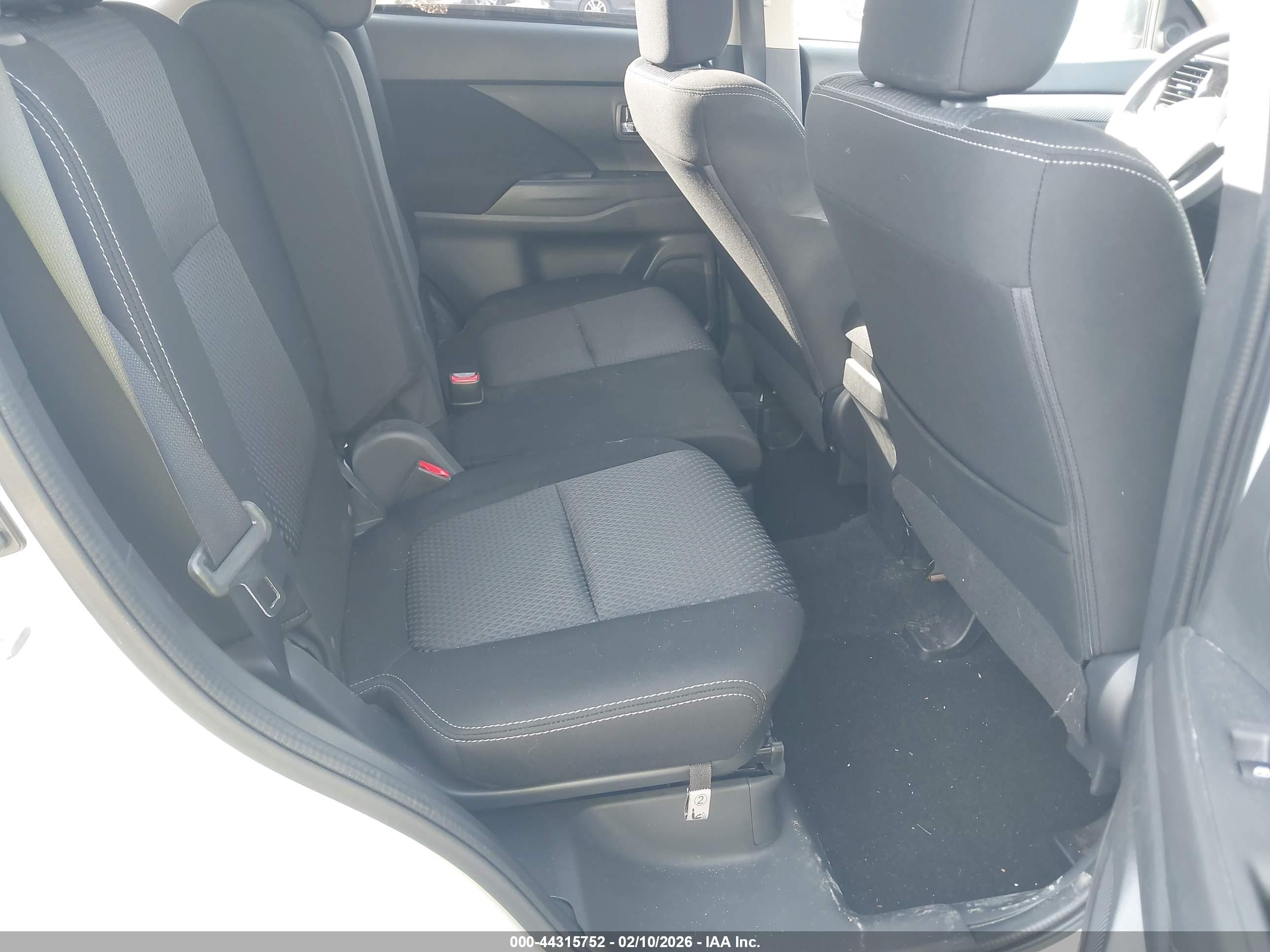 MITSUBISHI OUTLANDER image 8