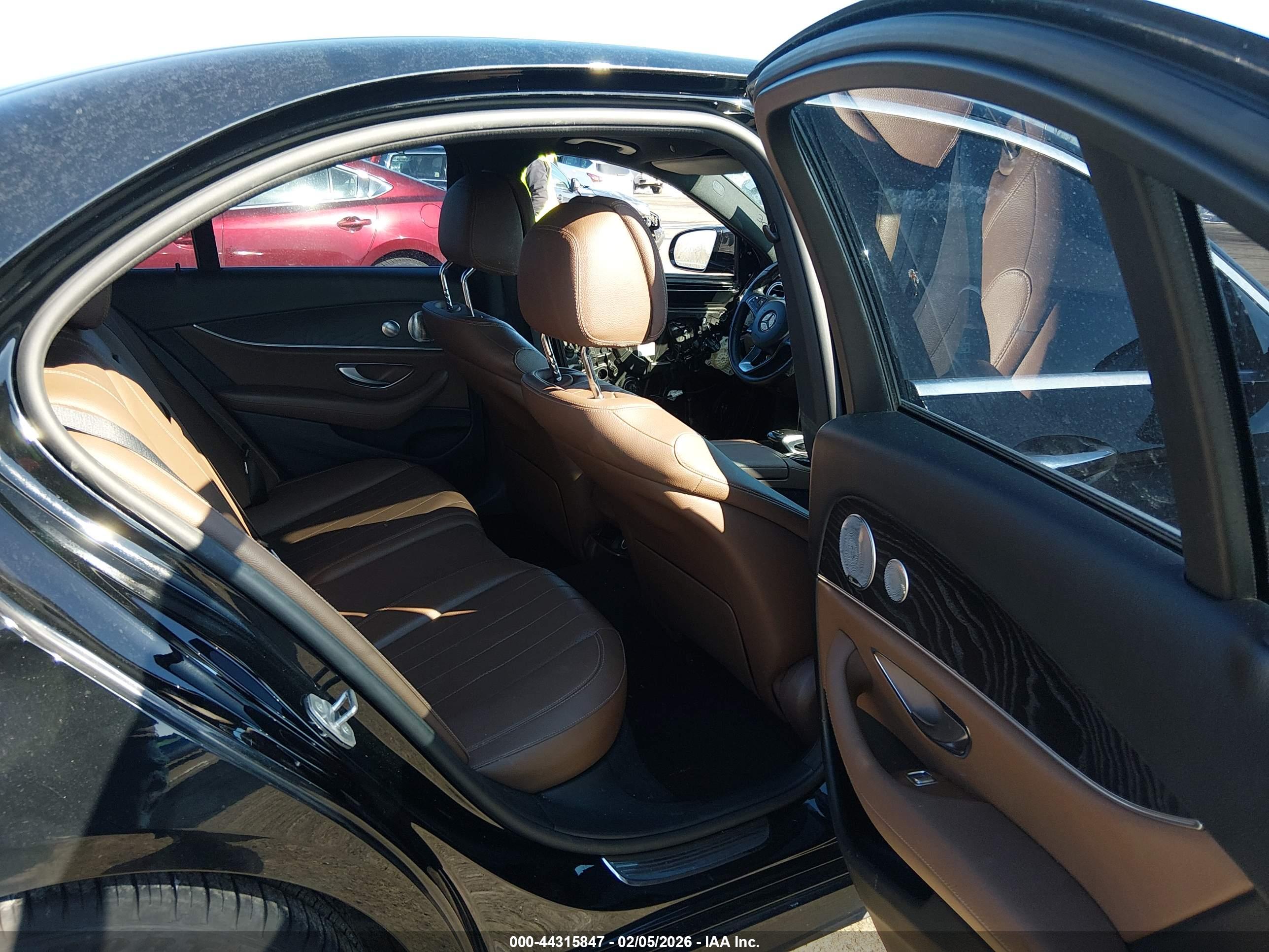 MERCEDES-BENZ E image 8