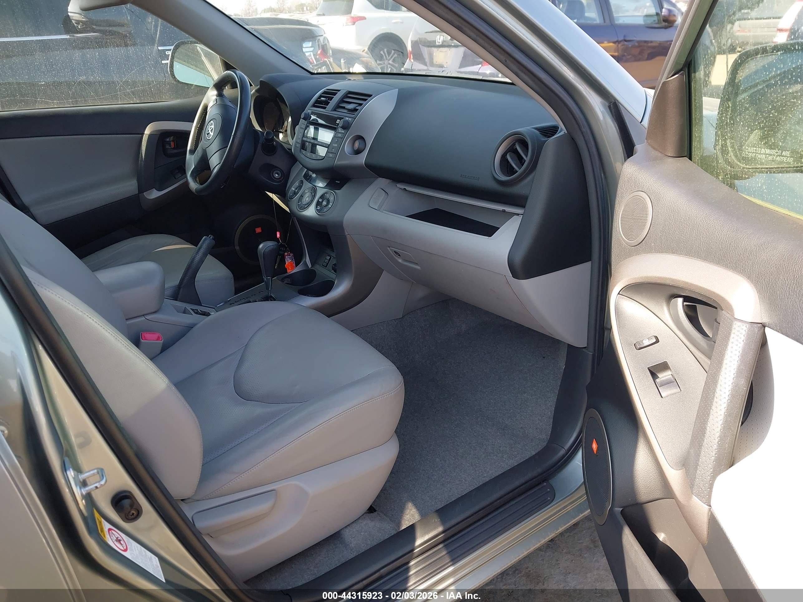 TOYOTA RAV4 image 5