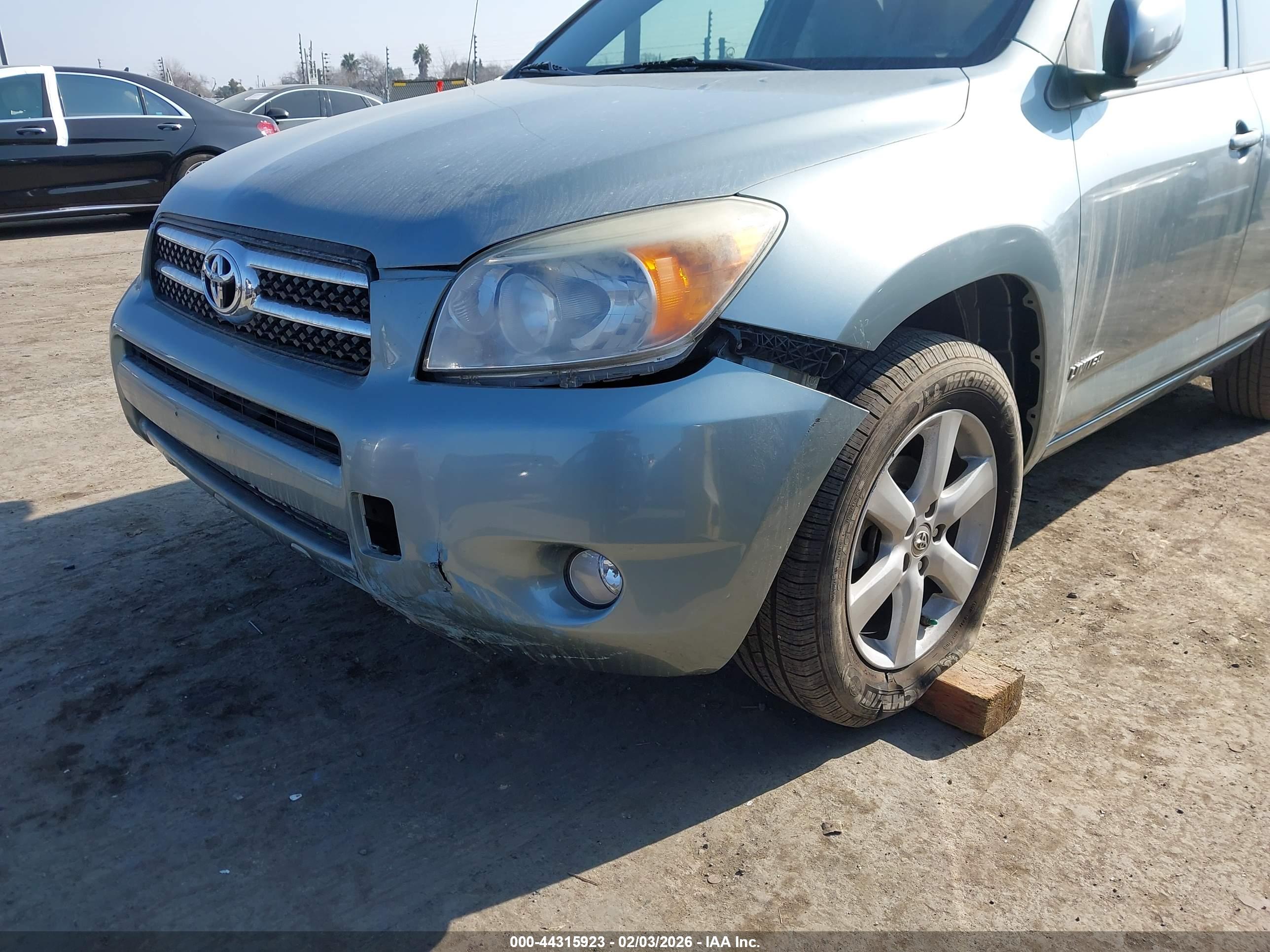 TOYOTA RAV4 image 6