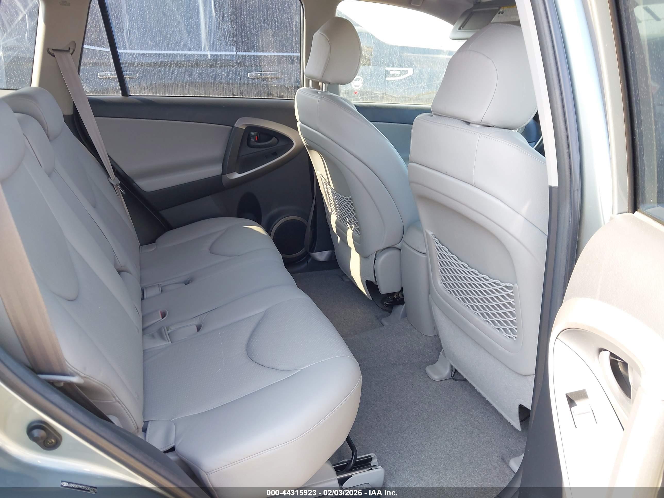 TOYOTA RAV4 image 8