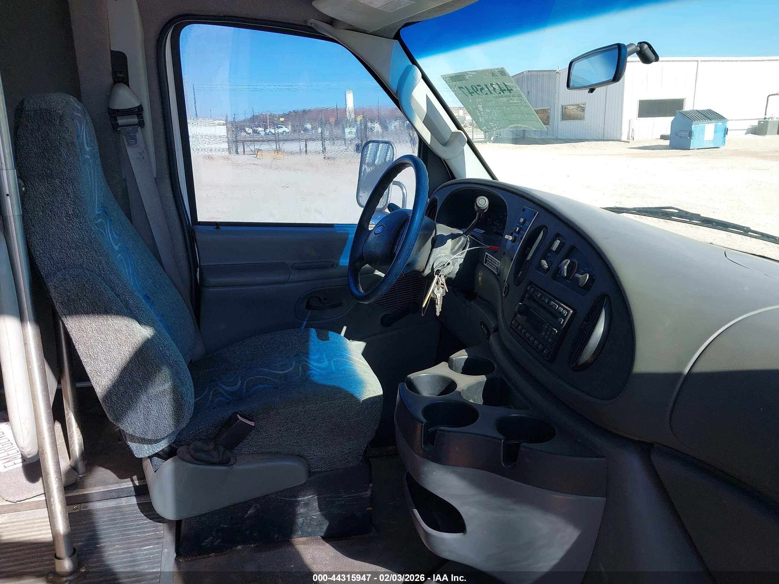 FORD E-450 image 8