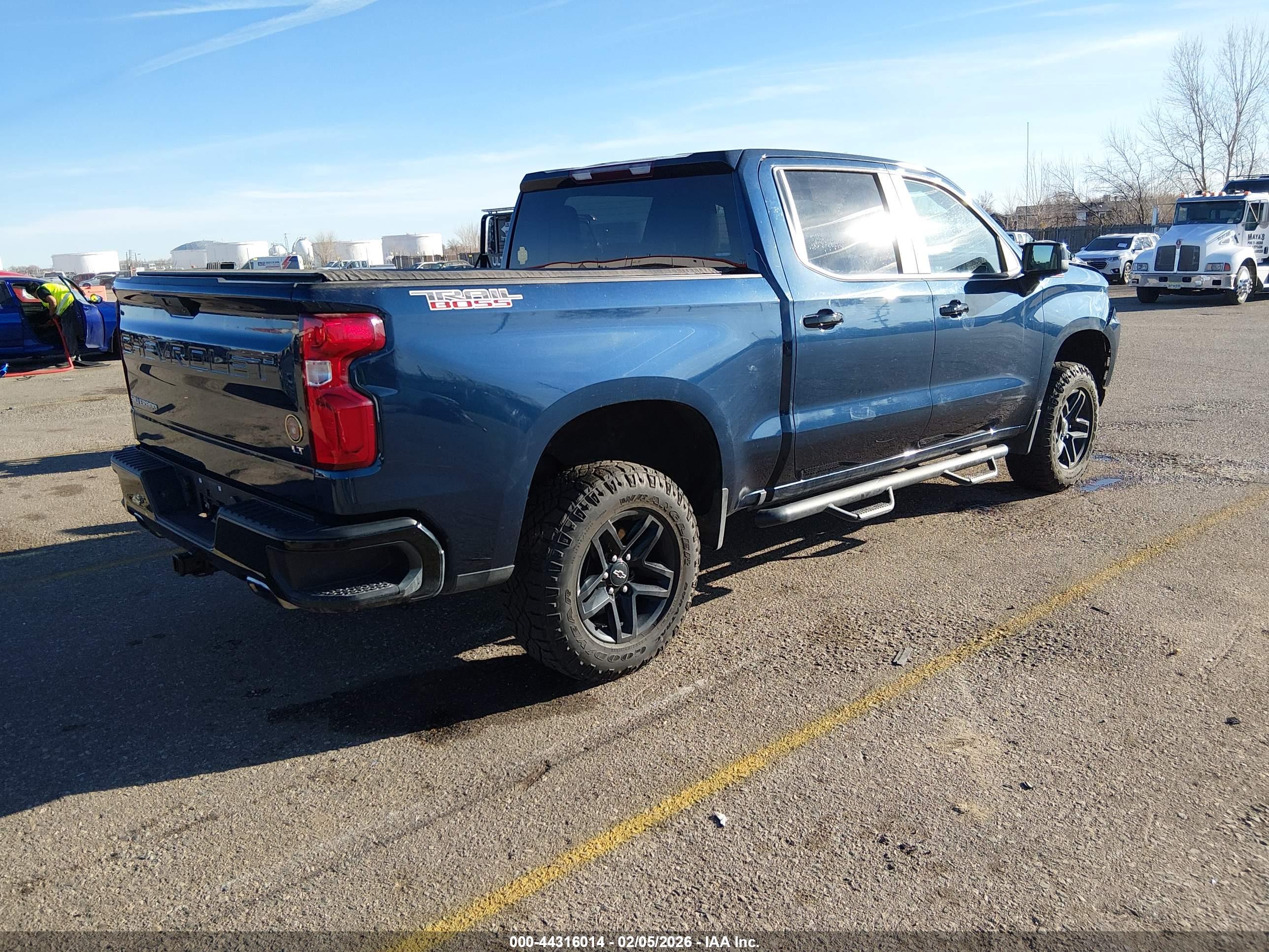 CHEVROLET SILVERADO image 4