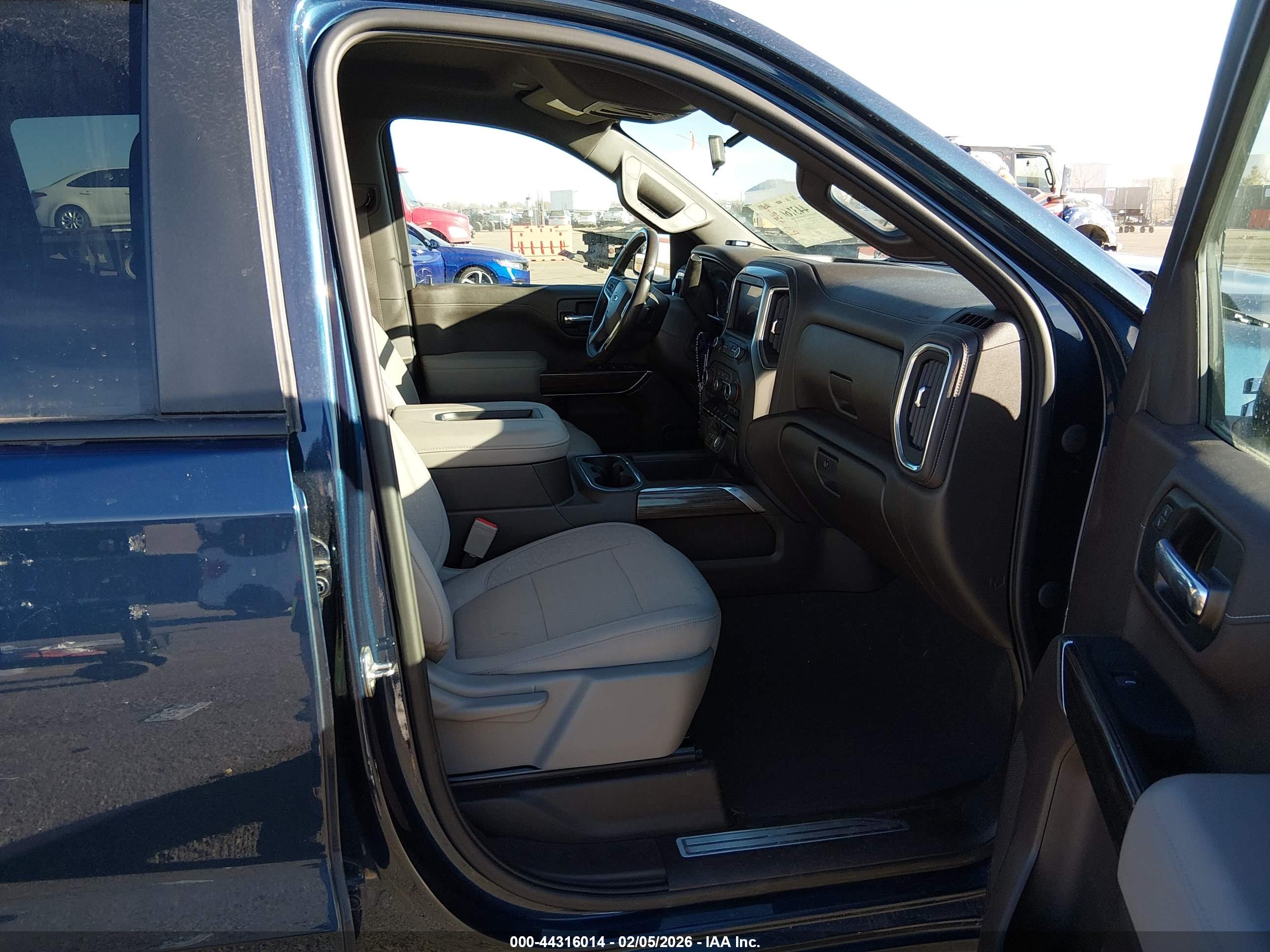 CHEVROLET SILVERADO image 5