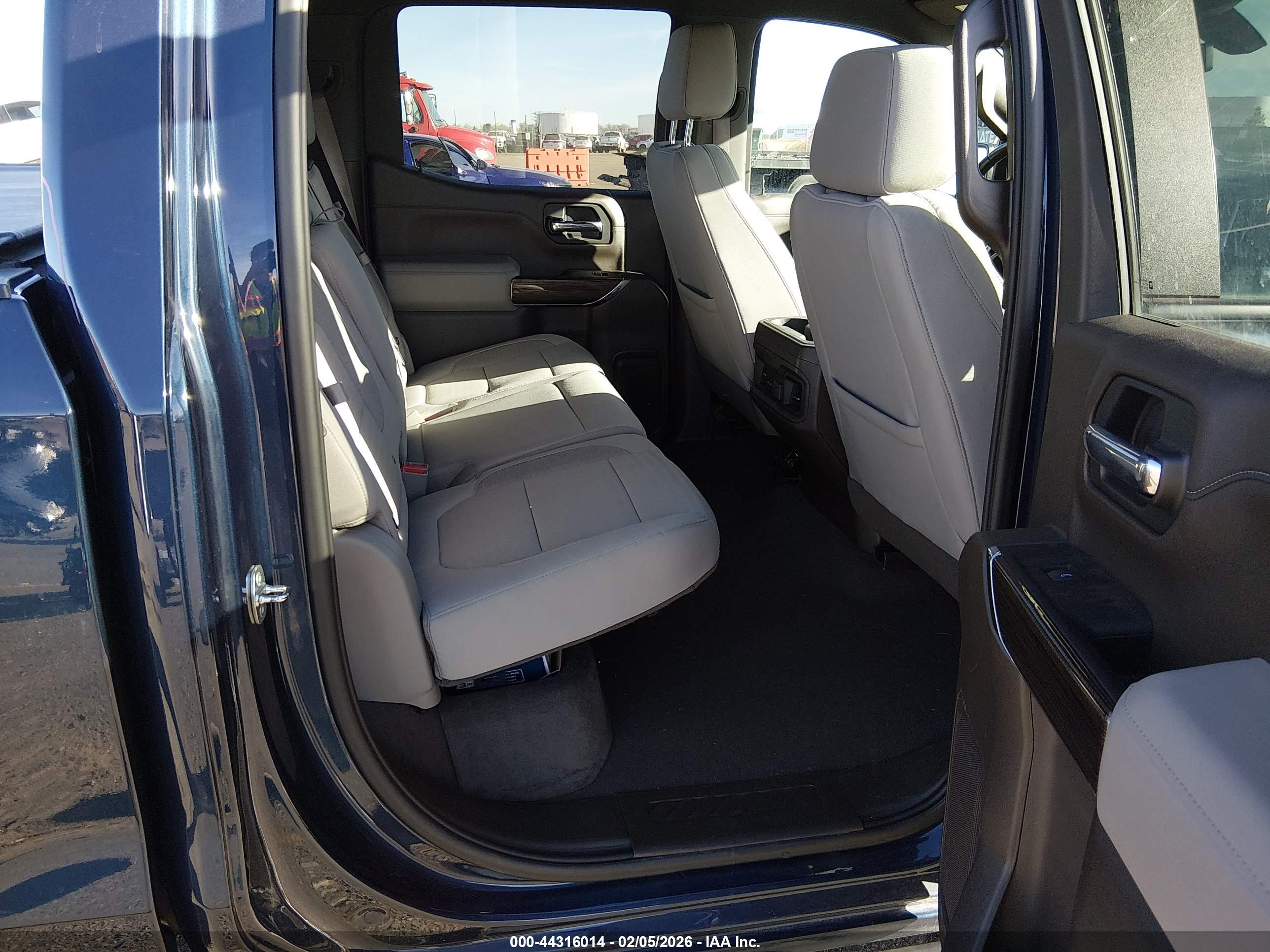 CHEVROLET SILVERADO image 8