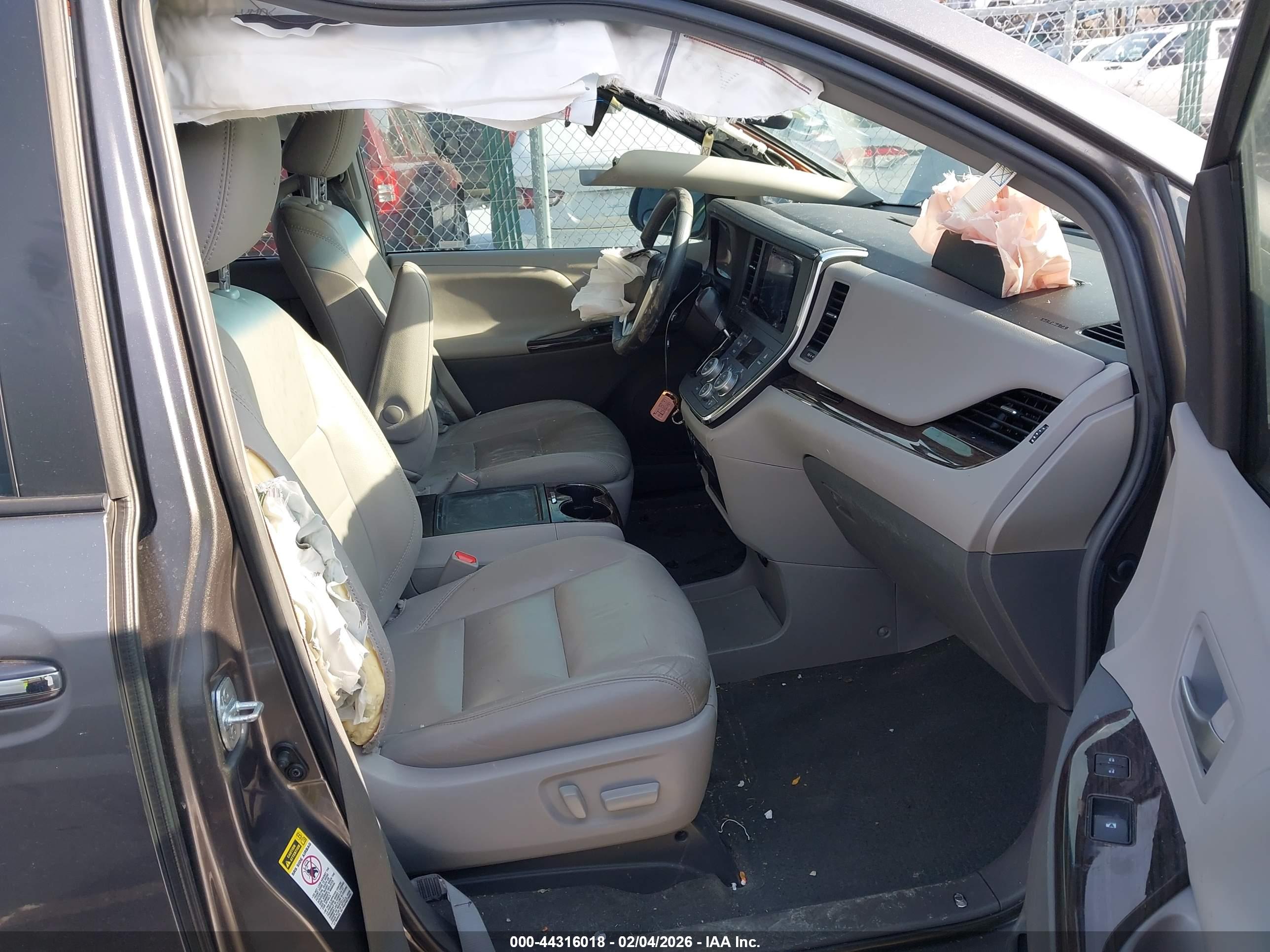 TOYOTA SIENNA image 5