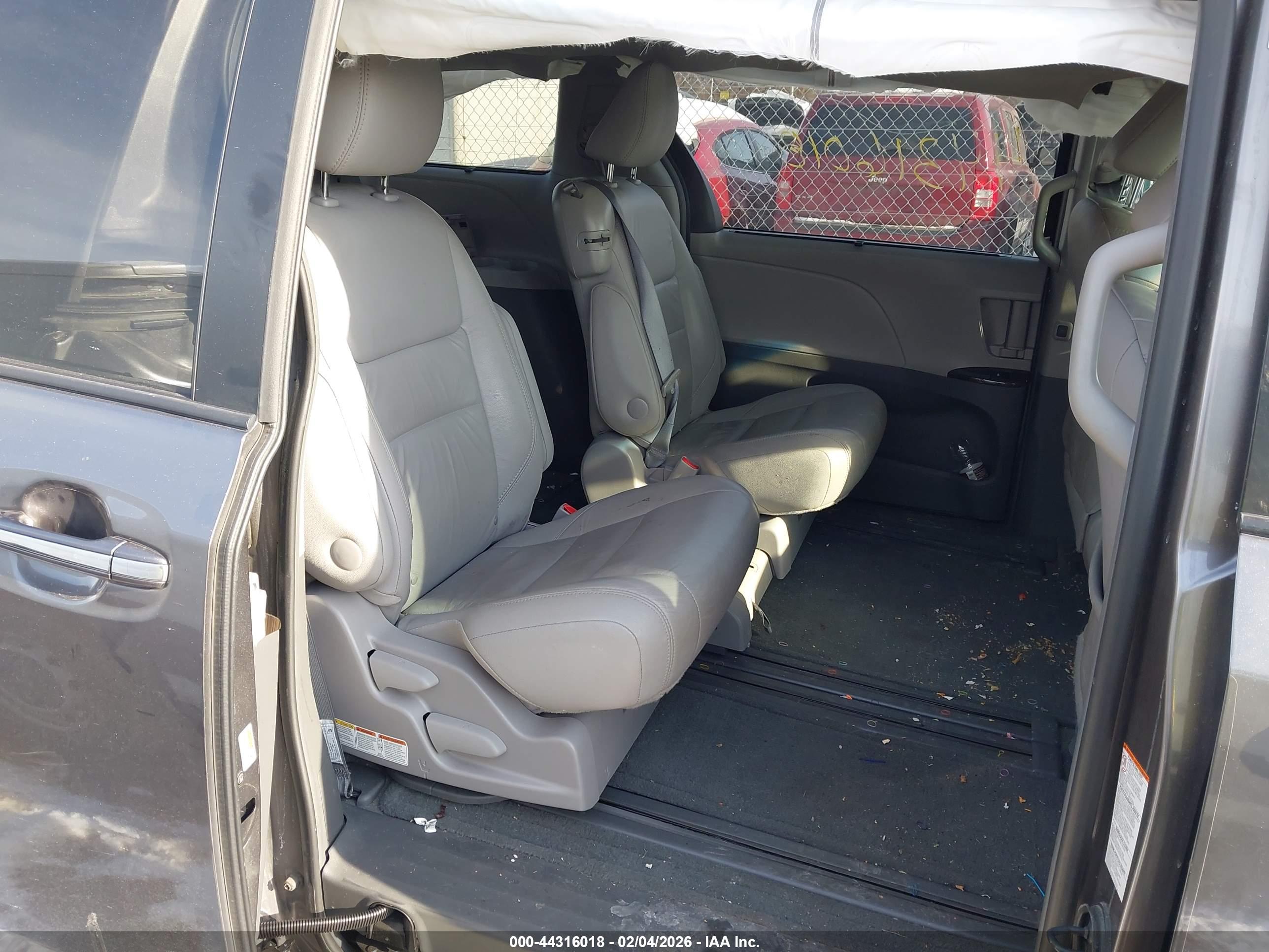 TOYOTA SIENNA image 8