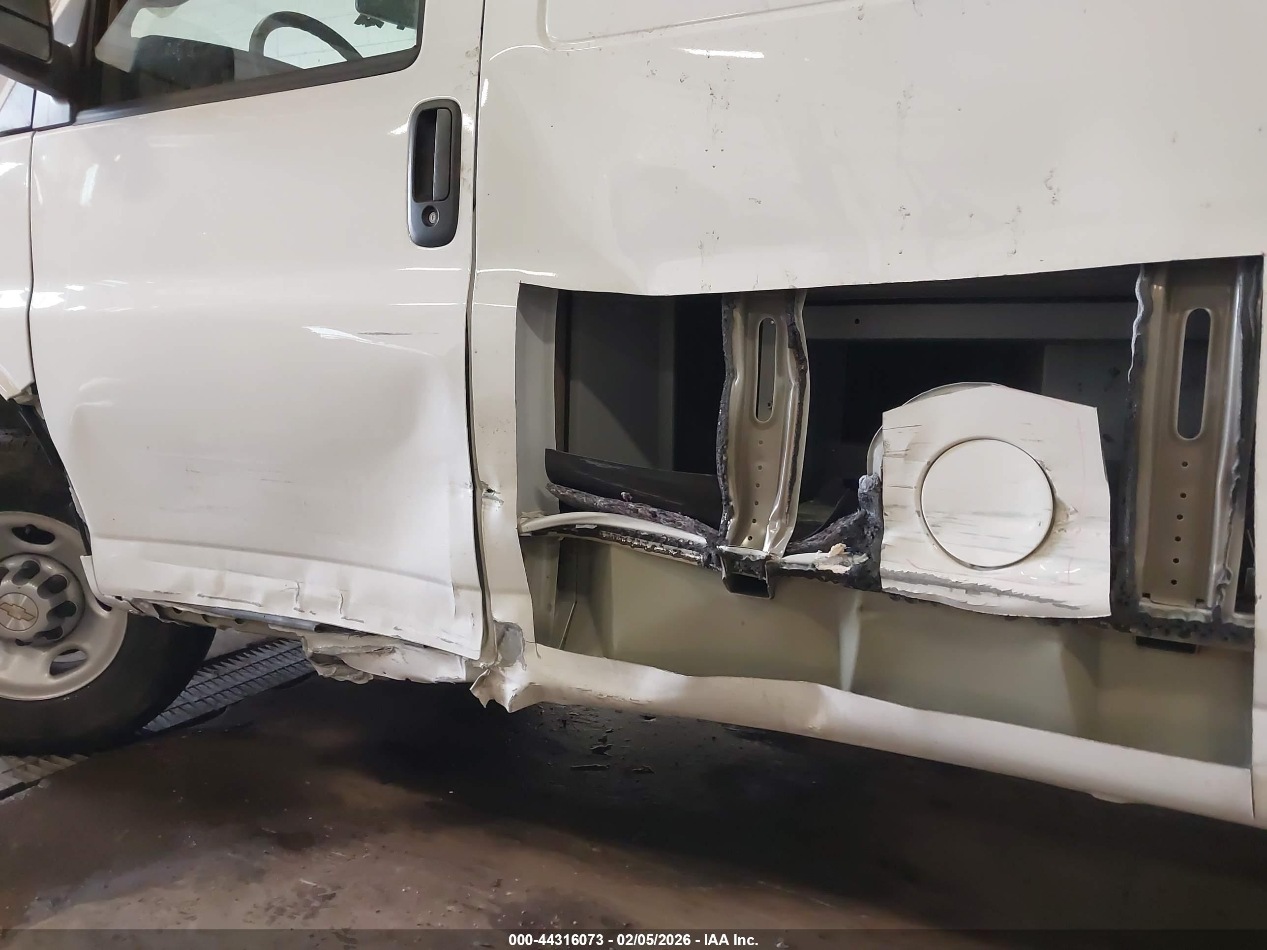 CHEVROLET EXPRESS image 6
