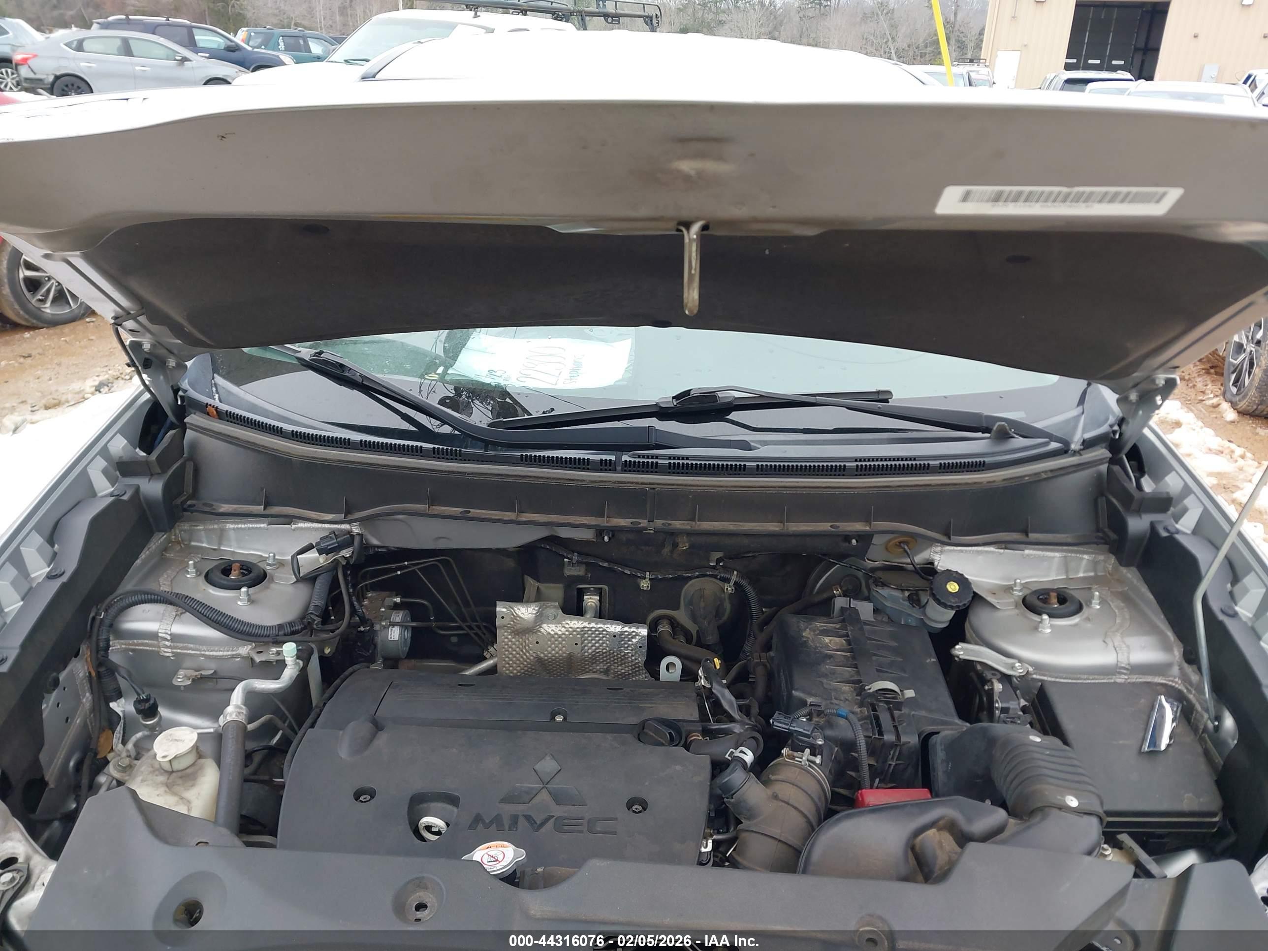MITSUBISHI OUTLANDER image 10
