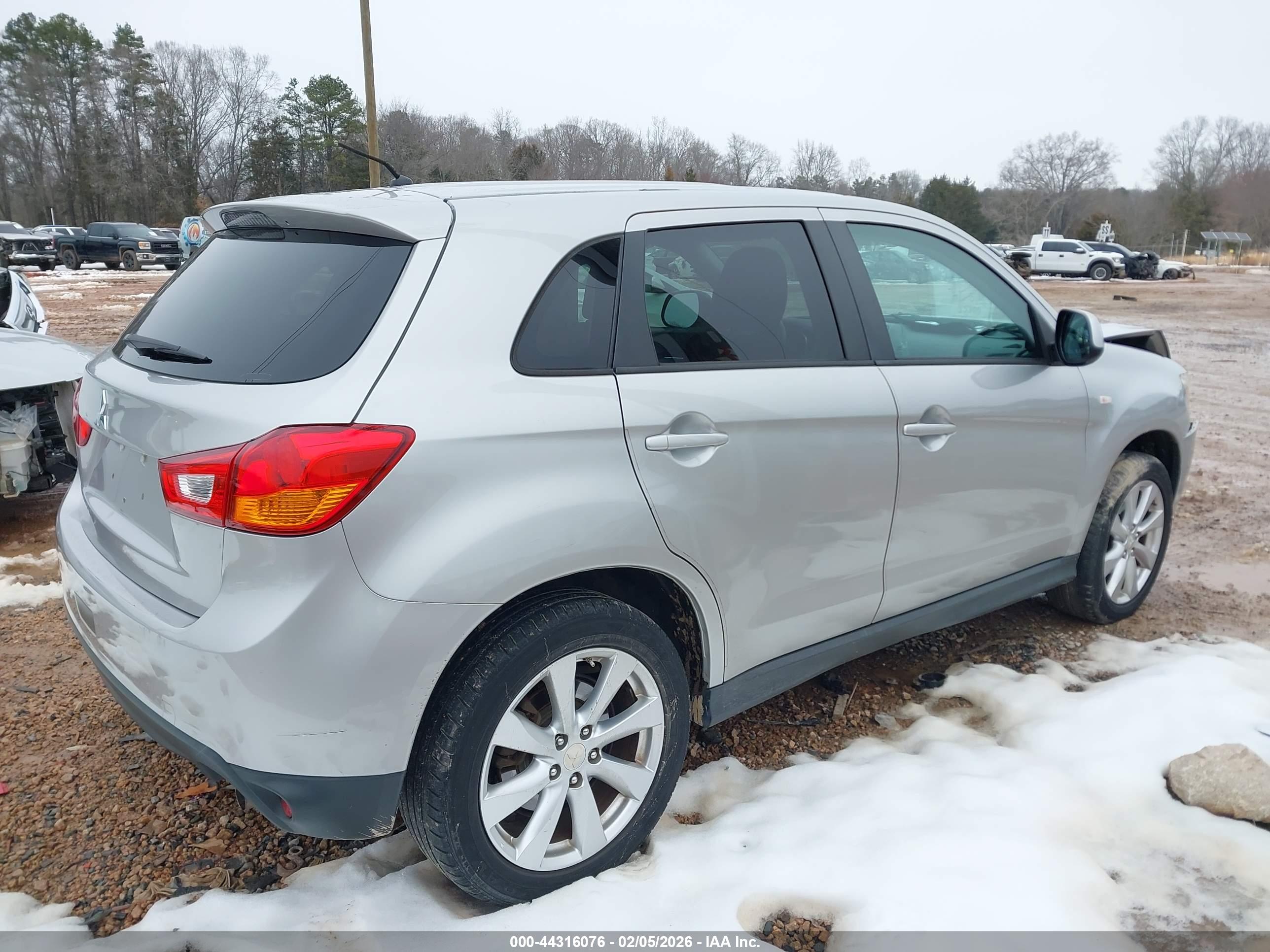 MITSUBISHI OUTLANDER image 4