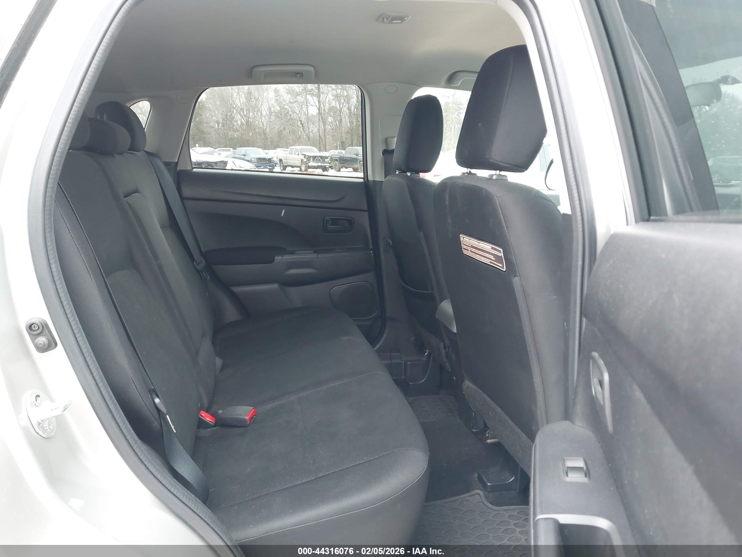 MITSUBISHI OUTLANDER image 8