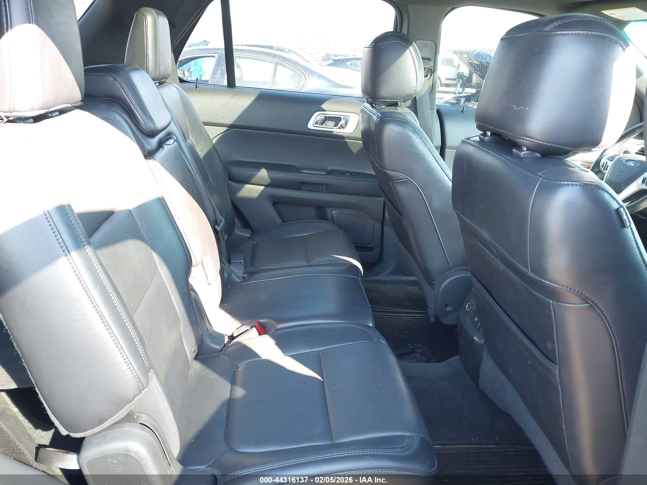 FORD EXPLORER image 8
