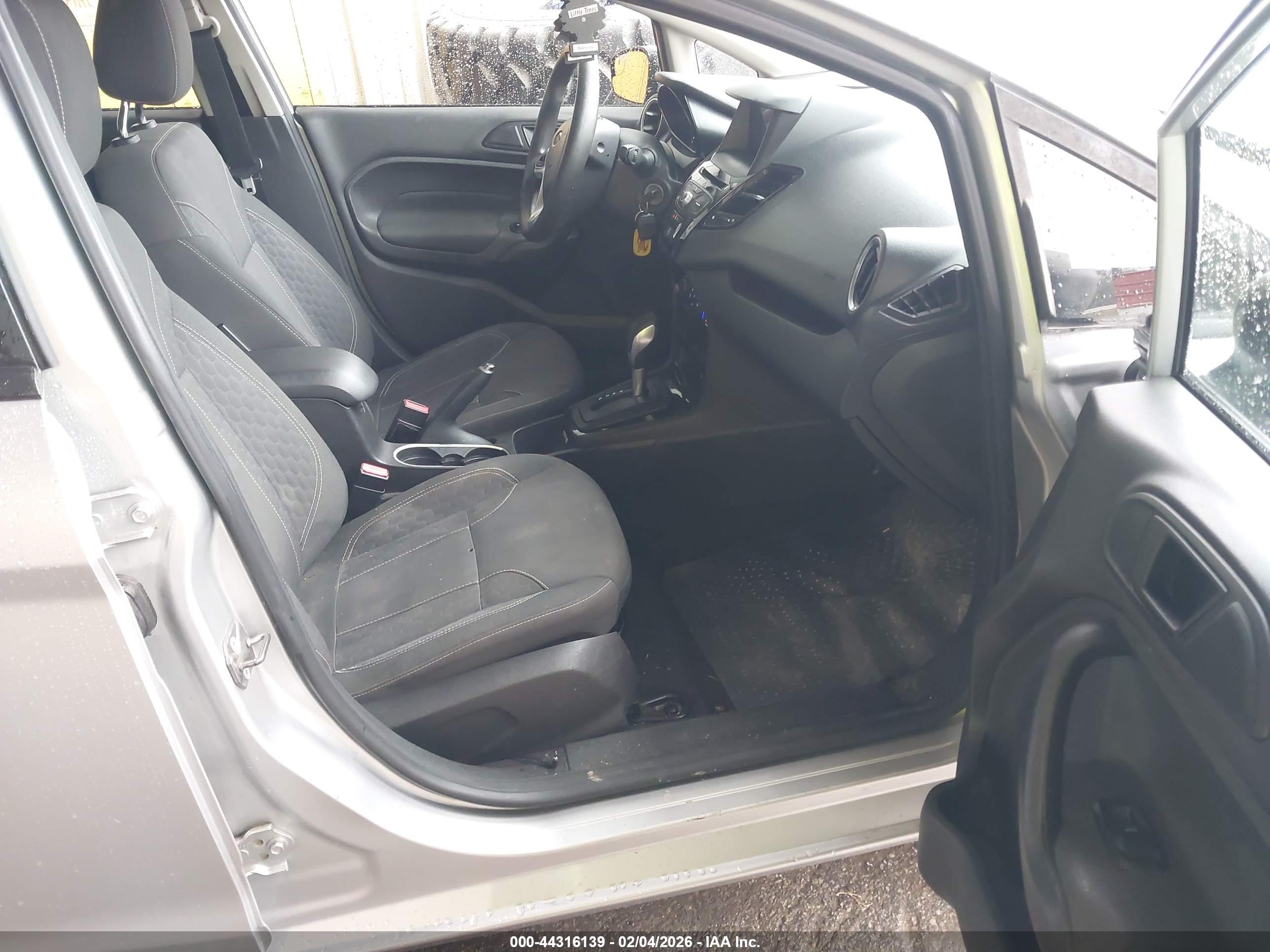 FORD FIESTA image 5