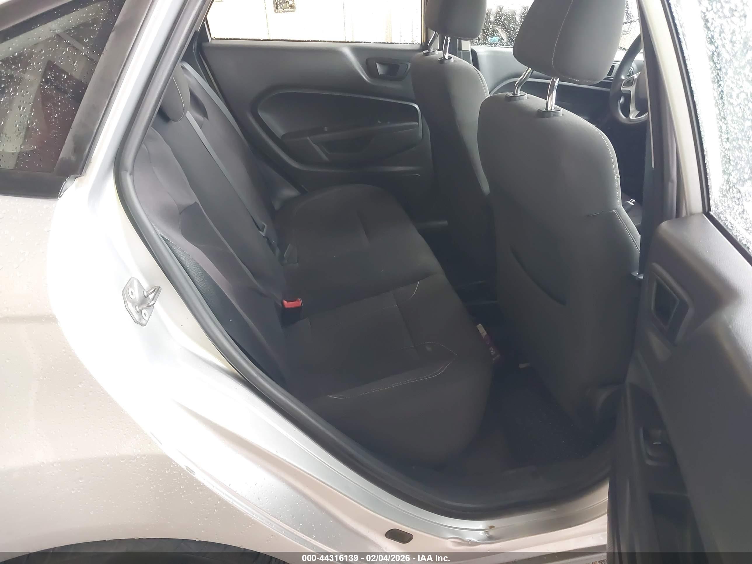 FORD FIESTA image 8