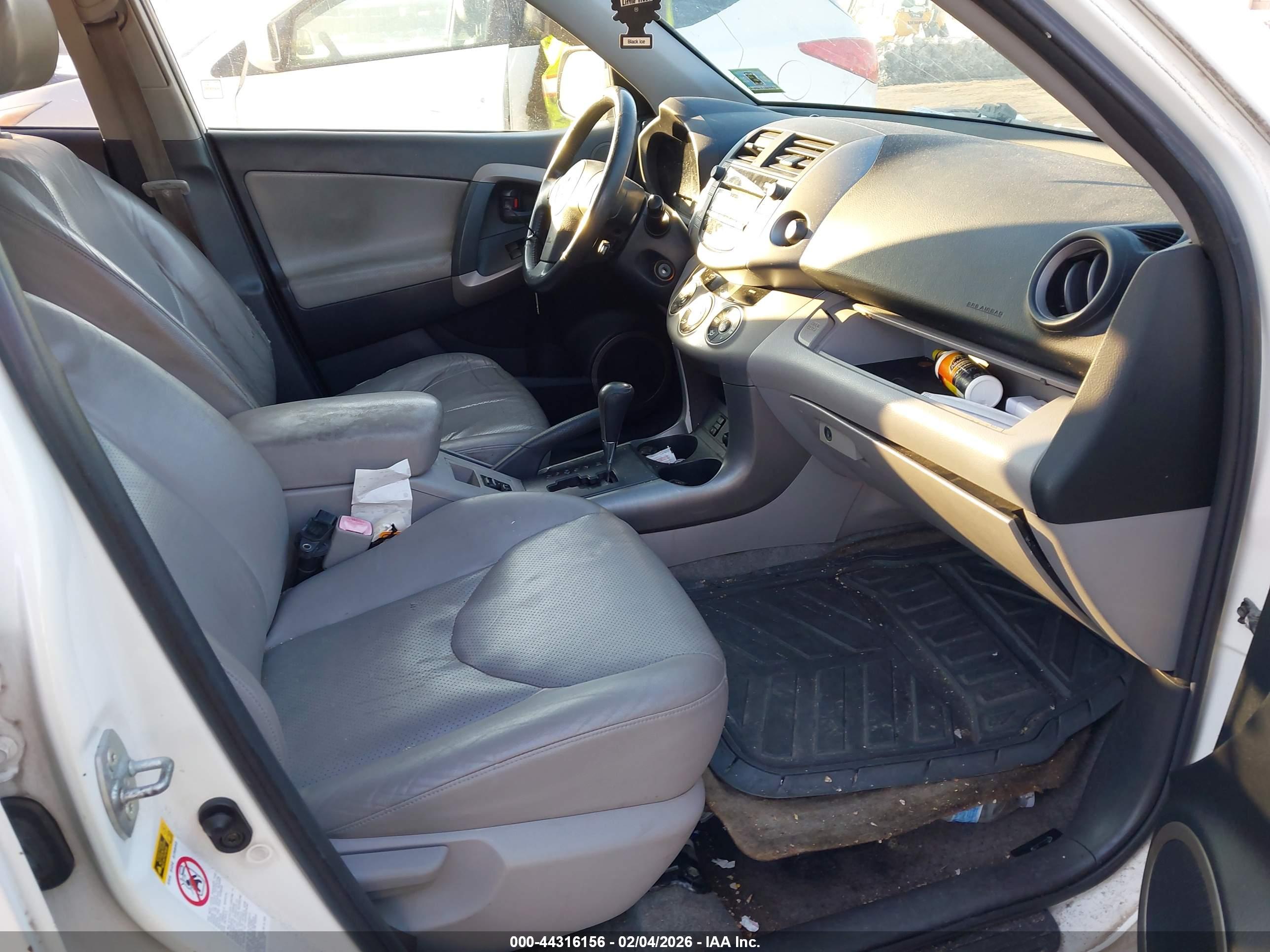 TOYOTA RAV4 image 5