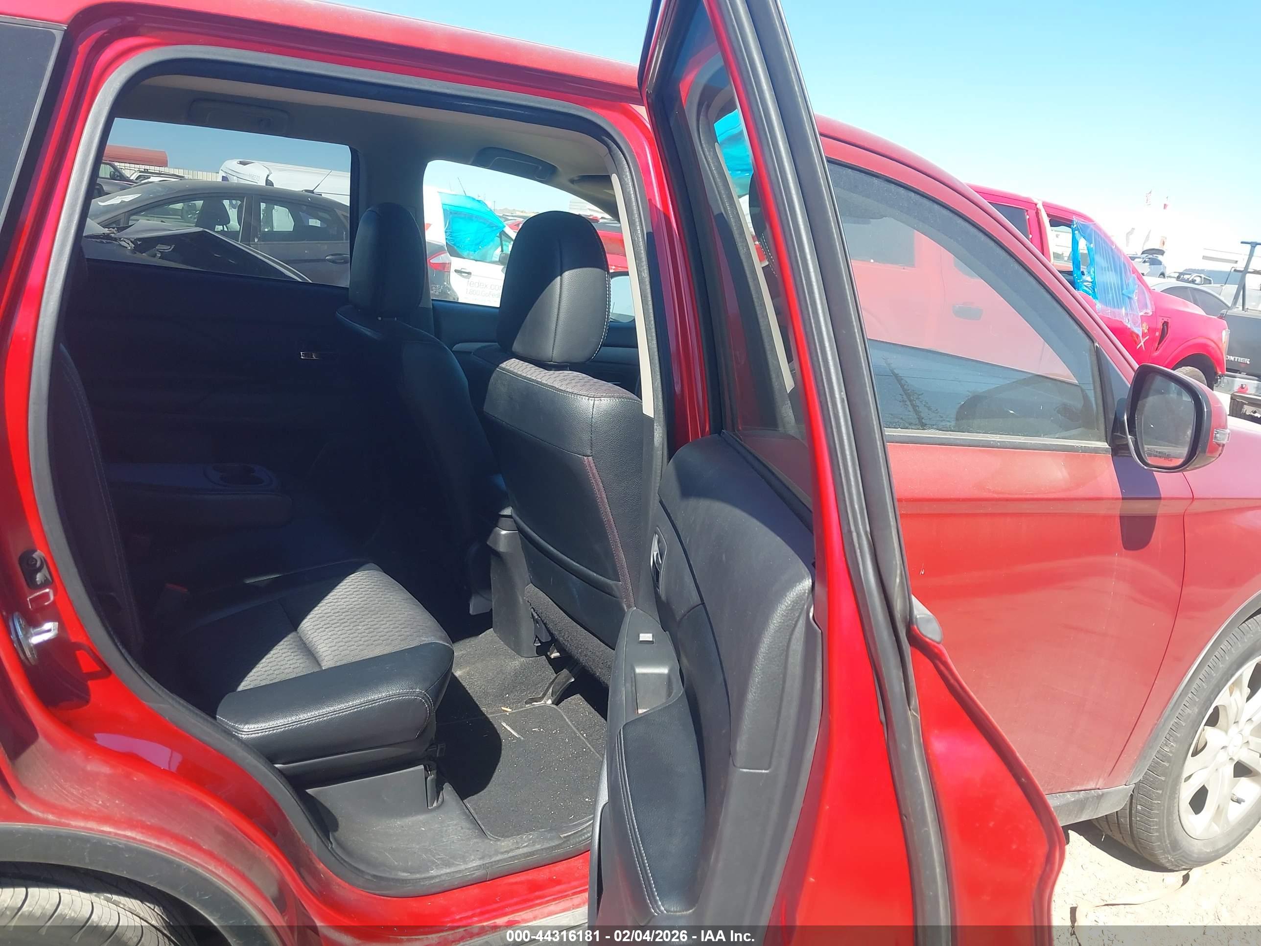 MITSUBISHI OUTLANDER image 8