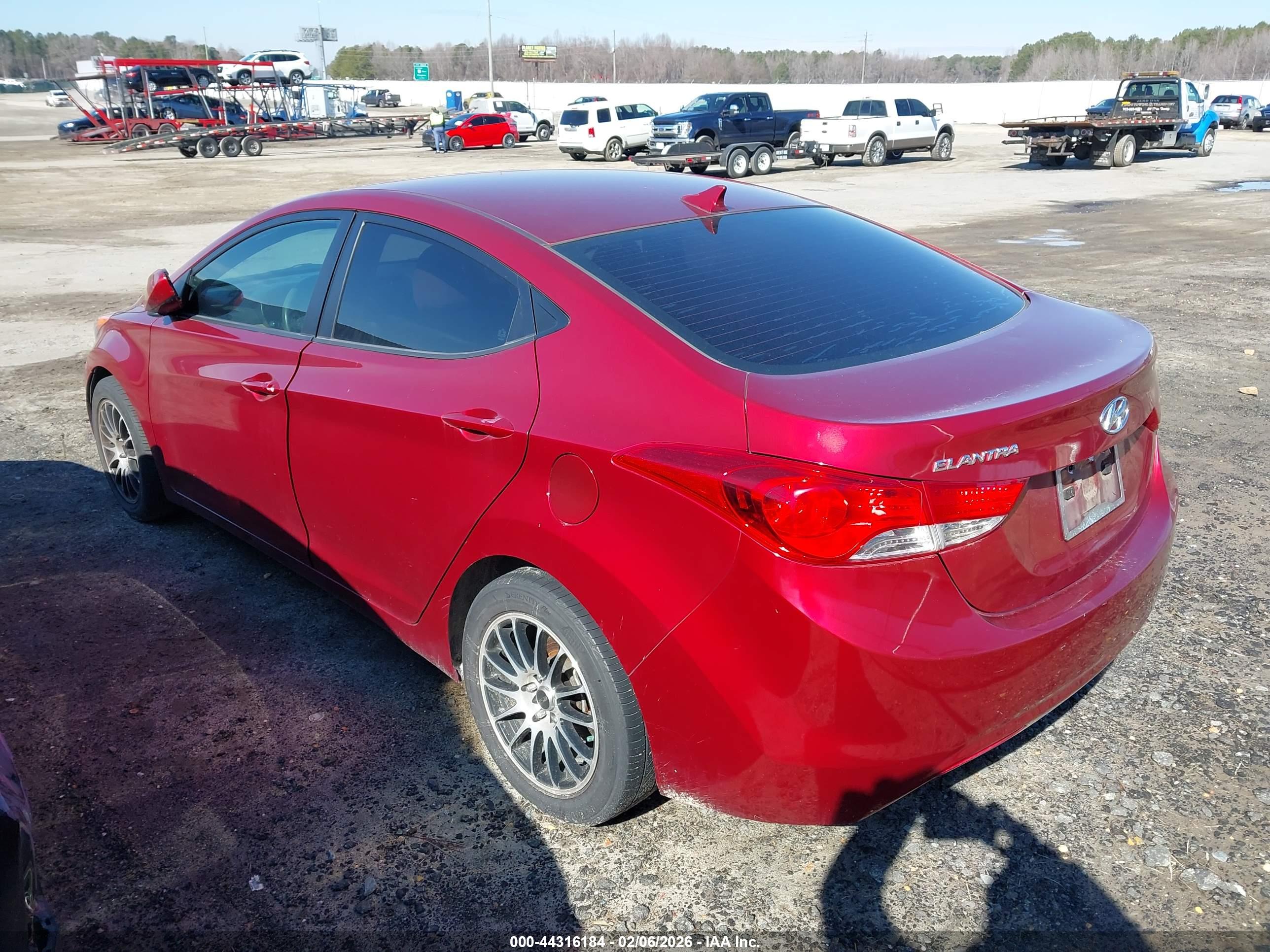 HYUNDAI ELANTRA image 3