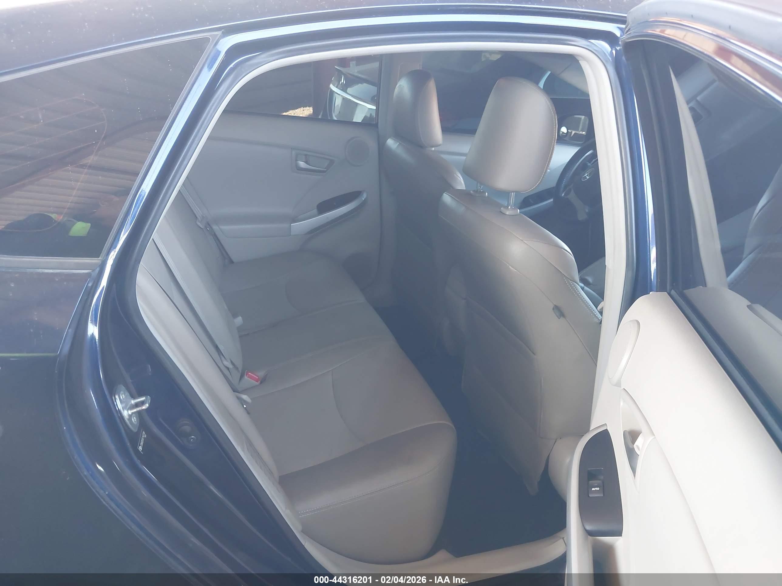 TOYOTA PRIUS image 8