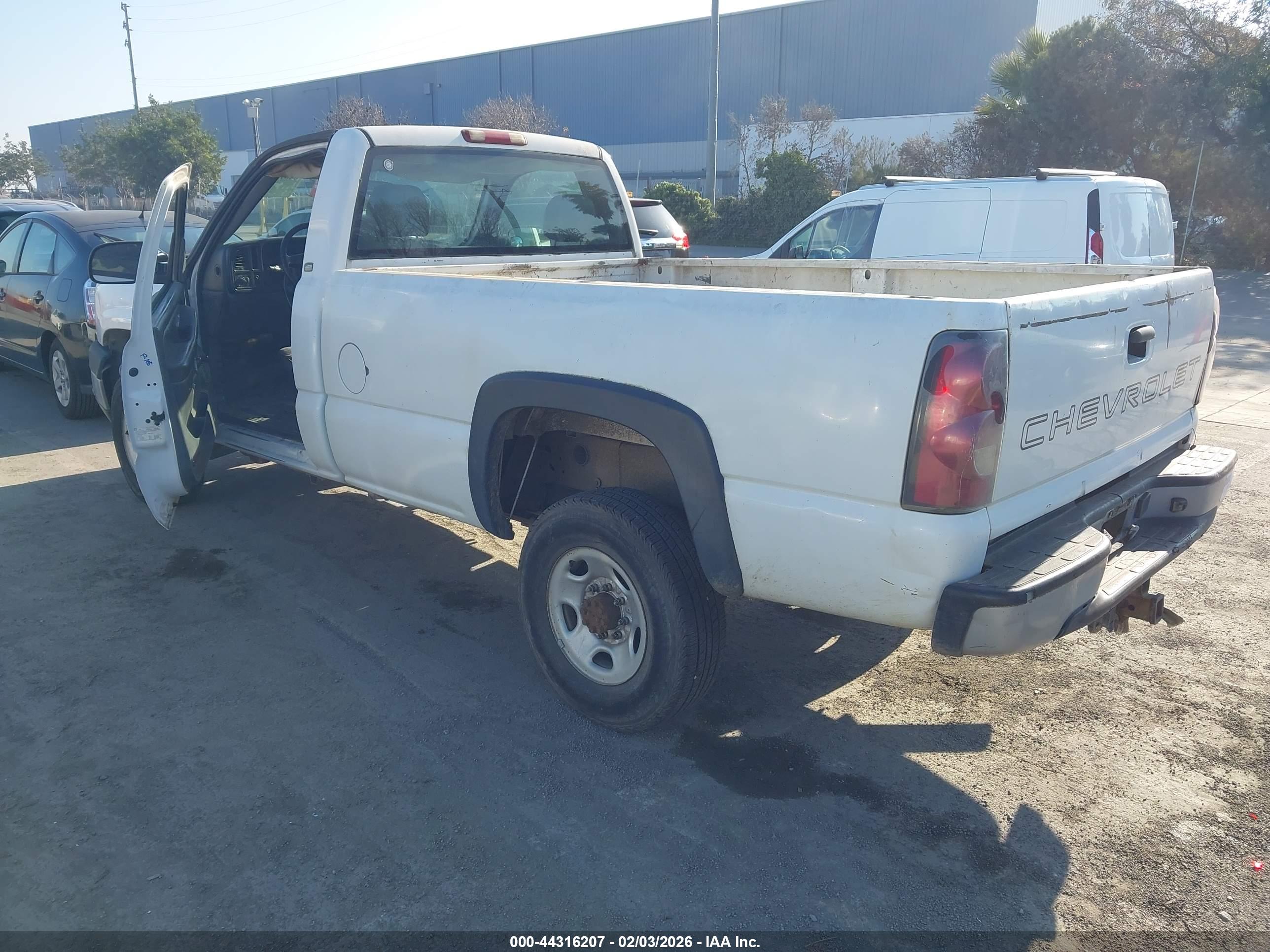 CHEVROLET SILVERADO image 3