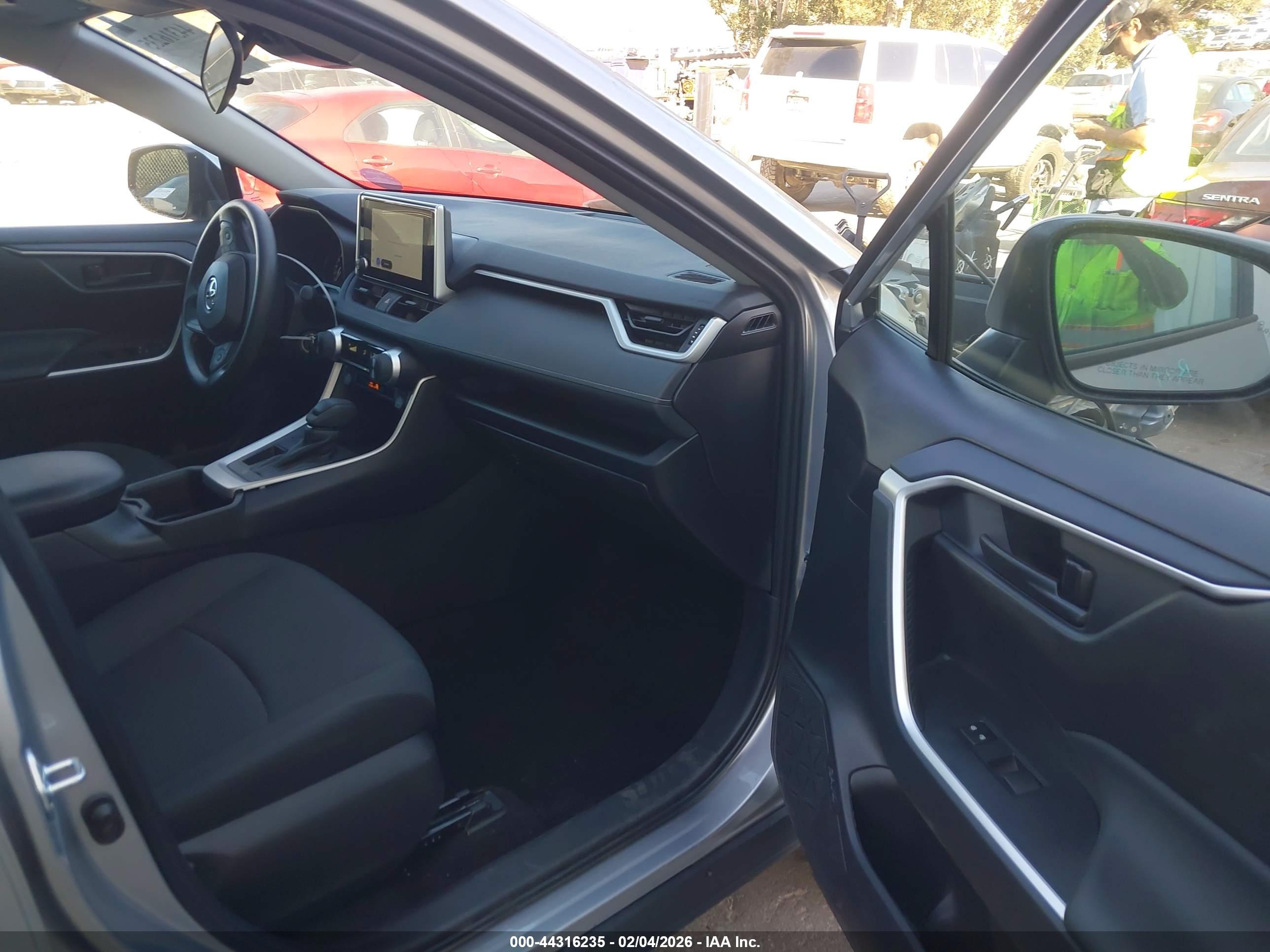 TOYOTA RAV4 image 5