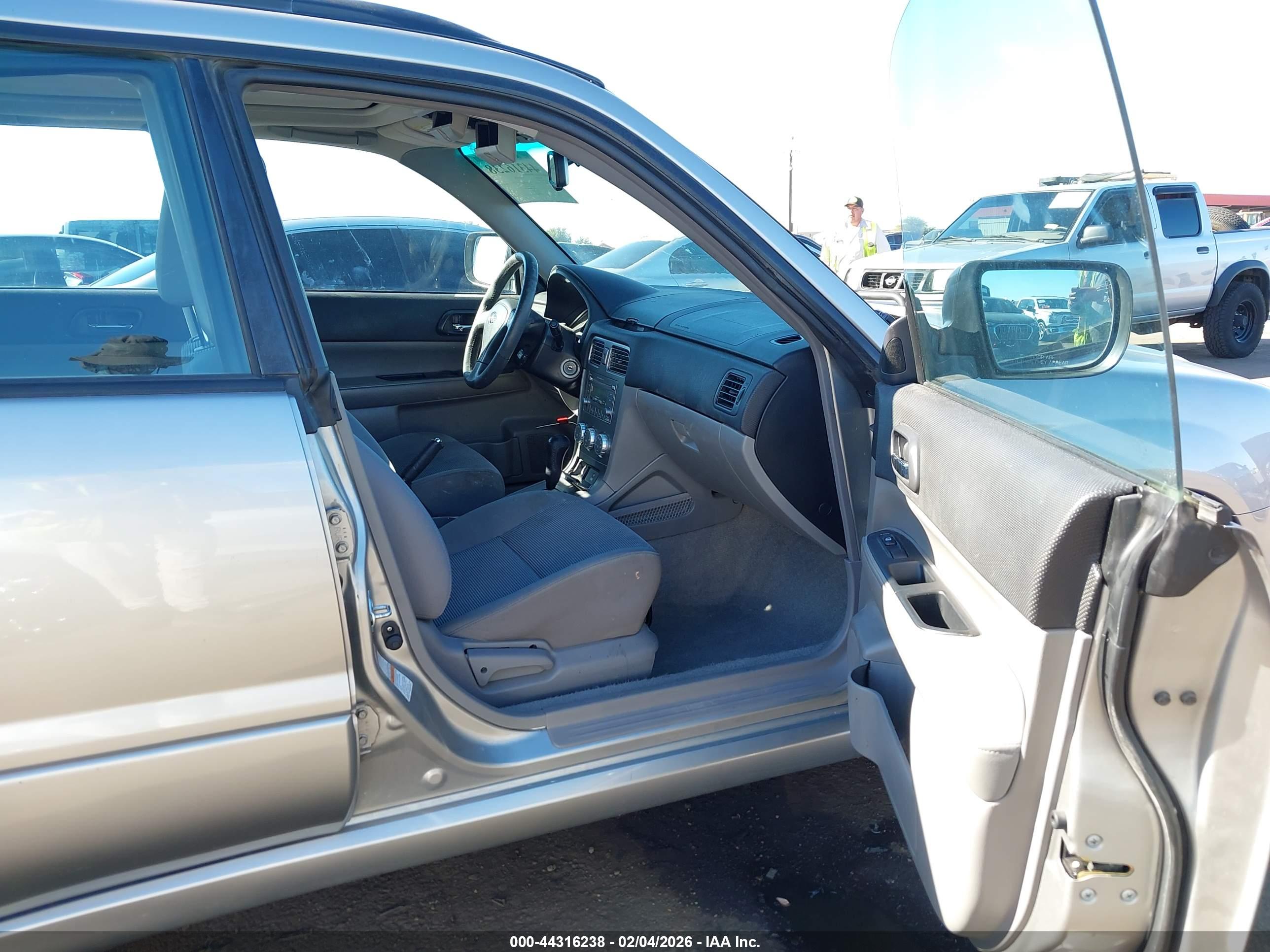 SUBARU FORESTER image 5