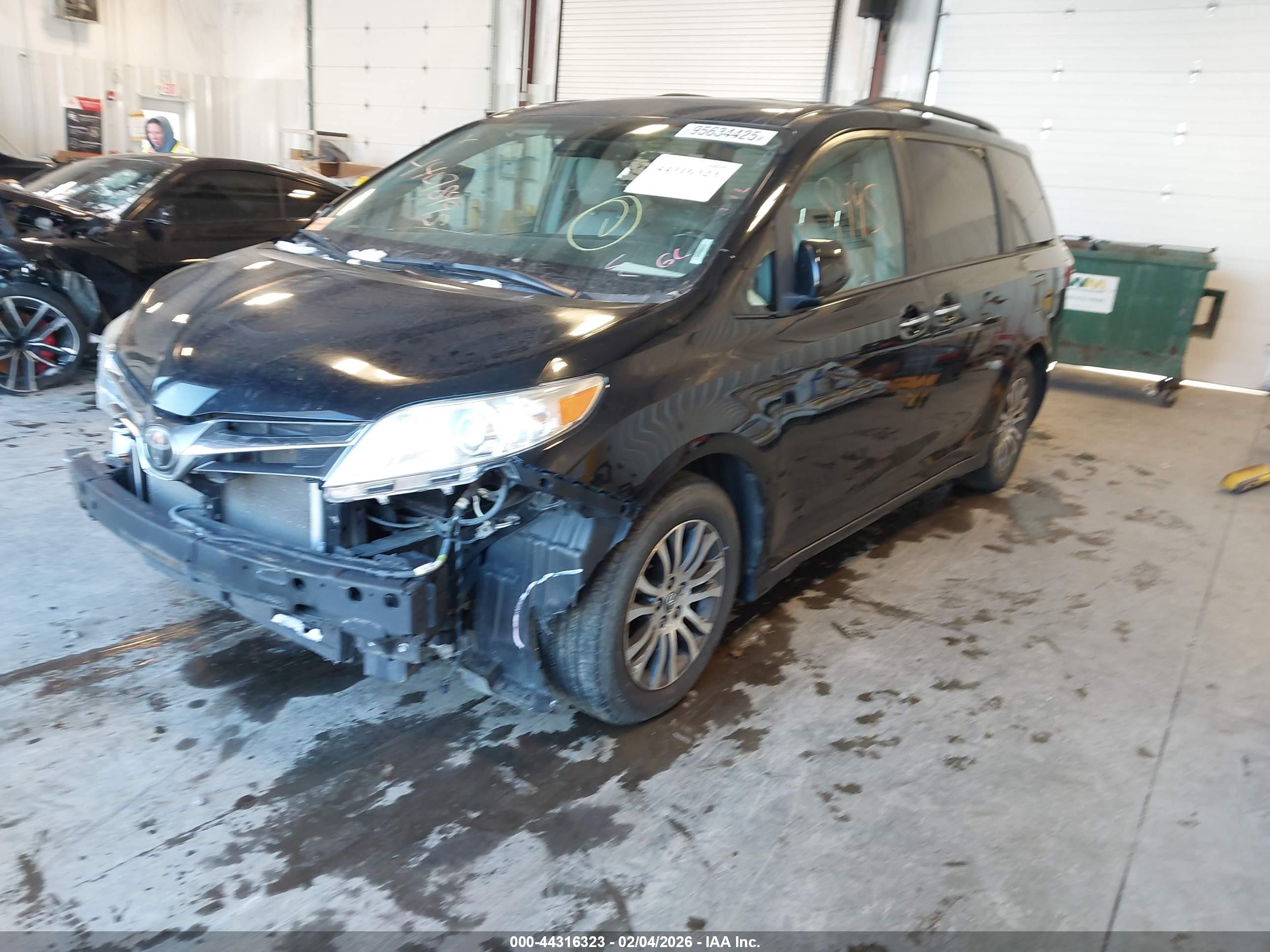 TOYOTA SIENNA image 2