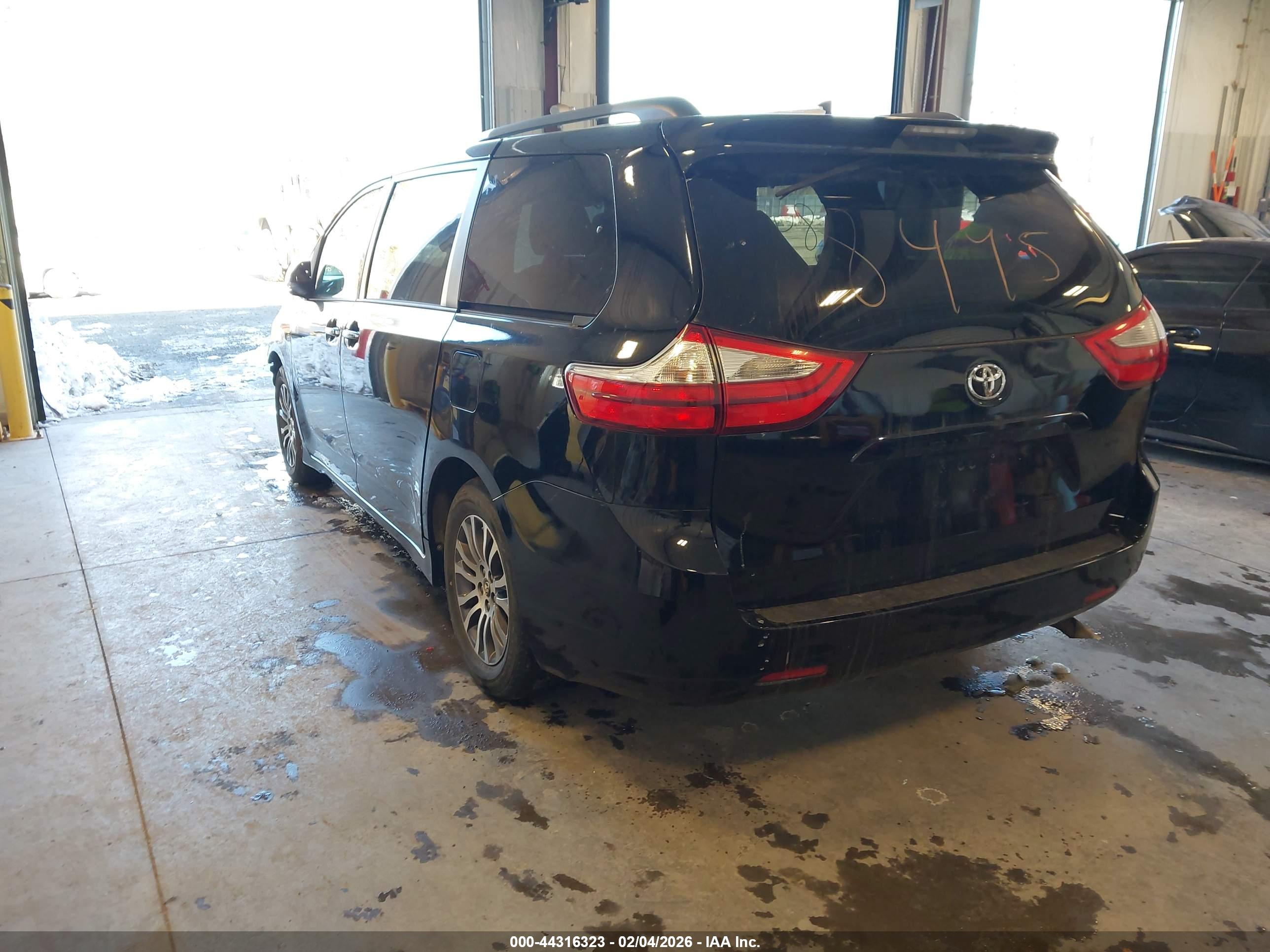 TOYOTA SIENNA image 3