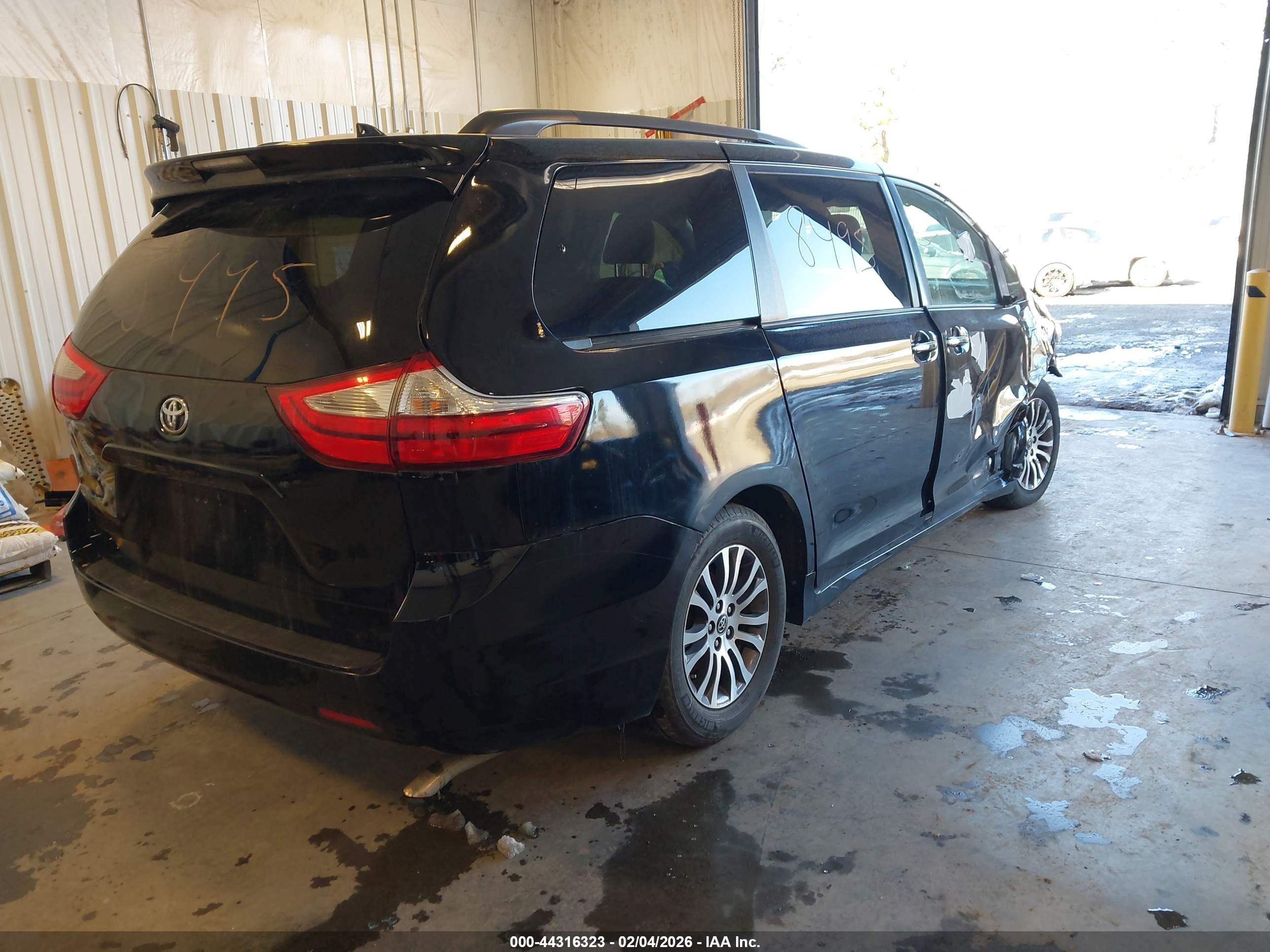 TOYOTA SIENNA image 4