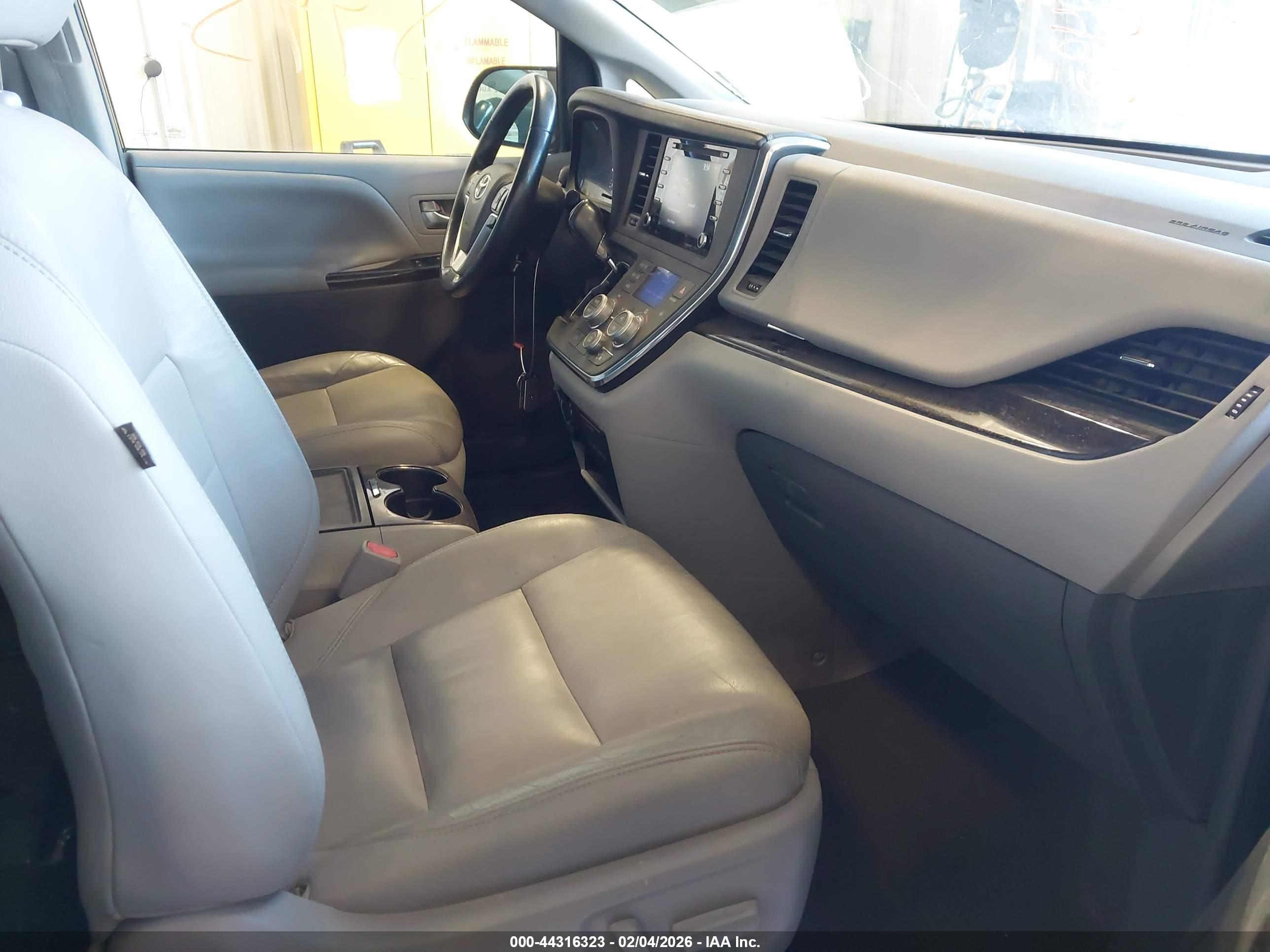TOYOTA SIENNA image 5