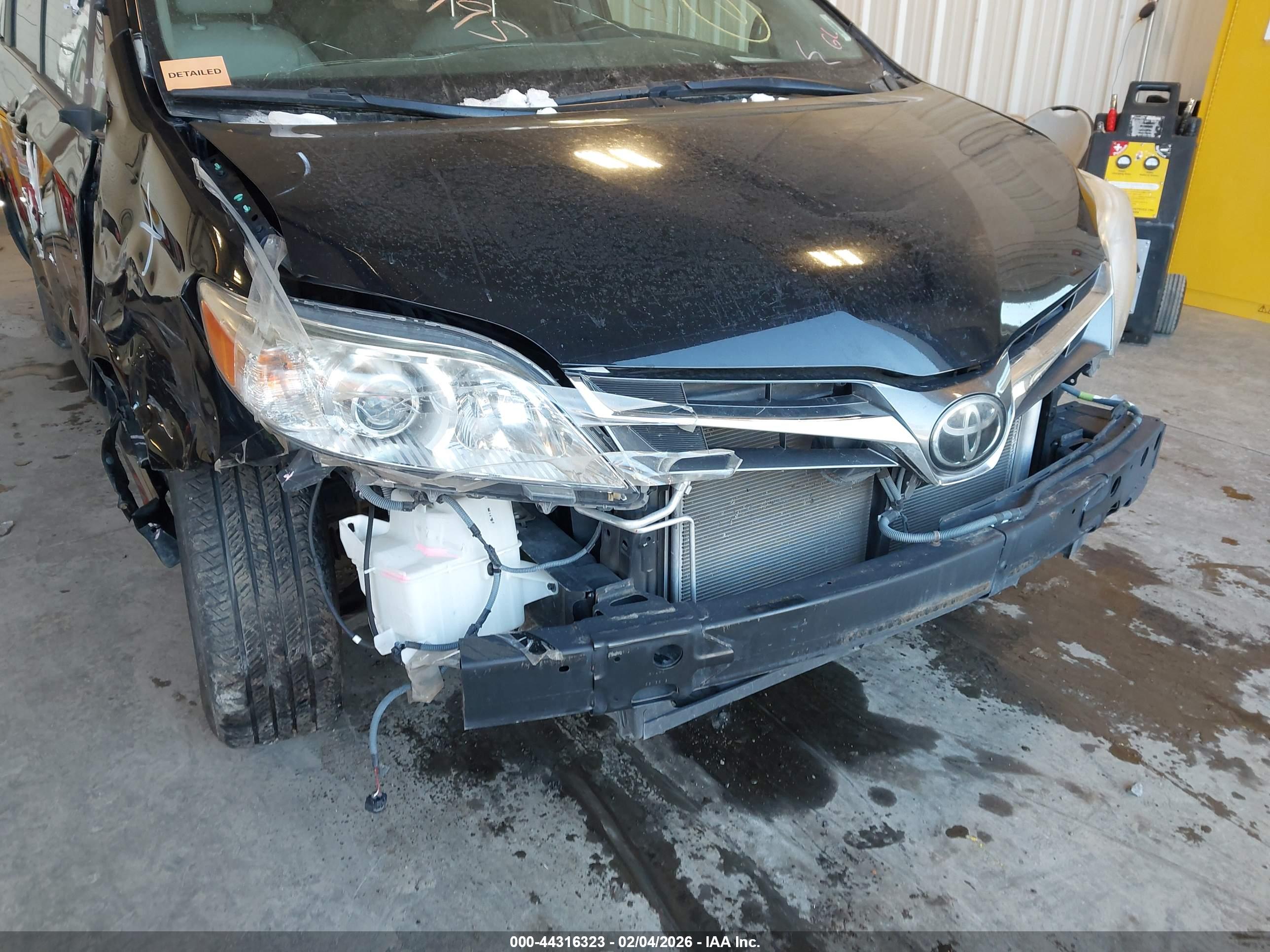 TOYOTA SIENNA image 6