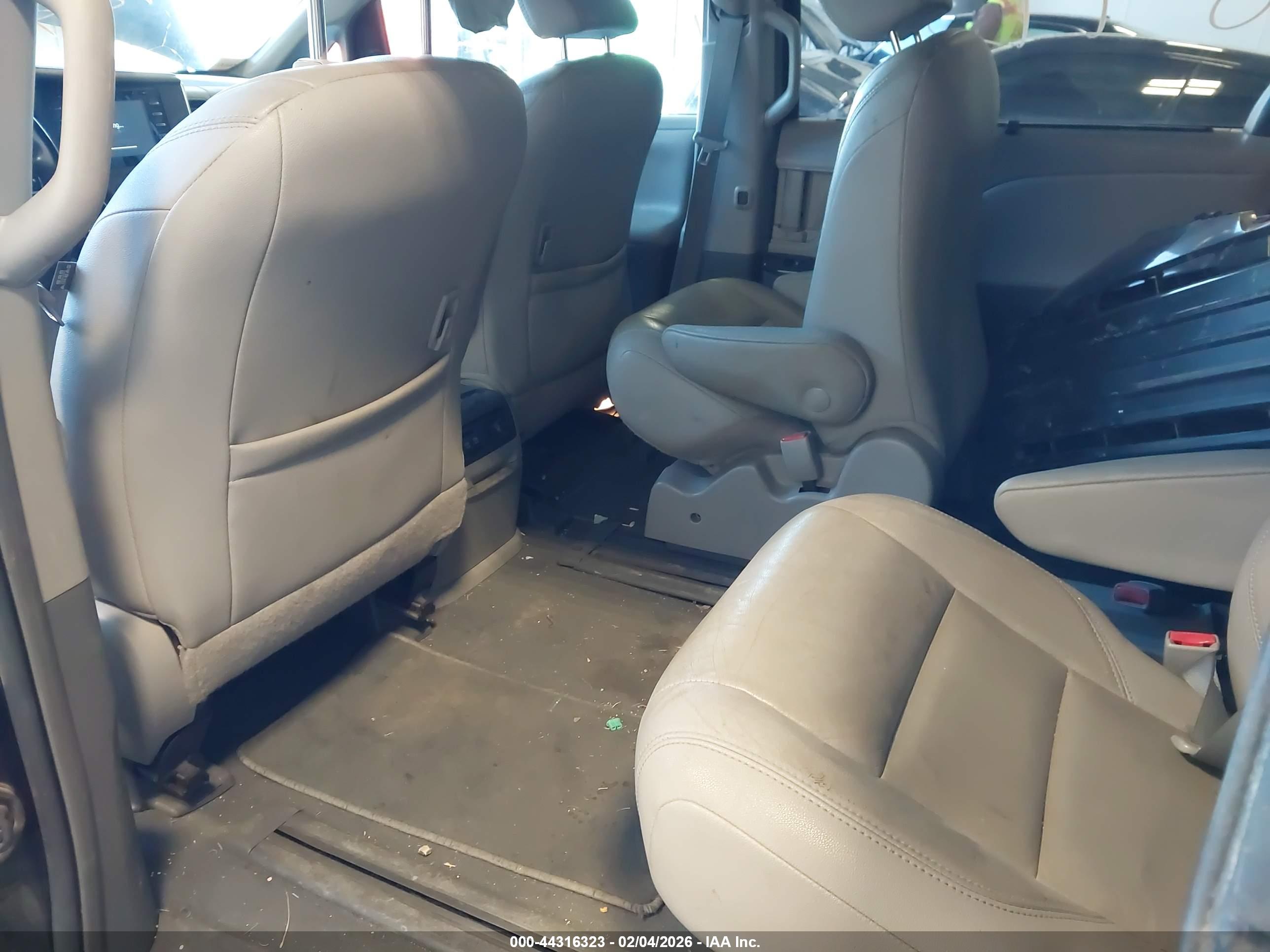 TOYOTA SIENNA image 8