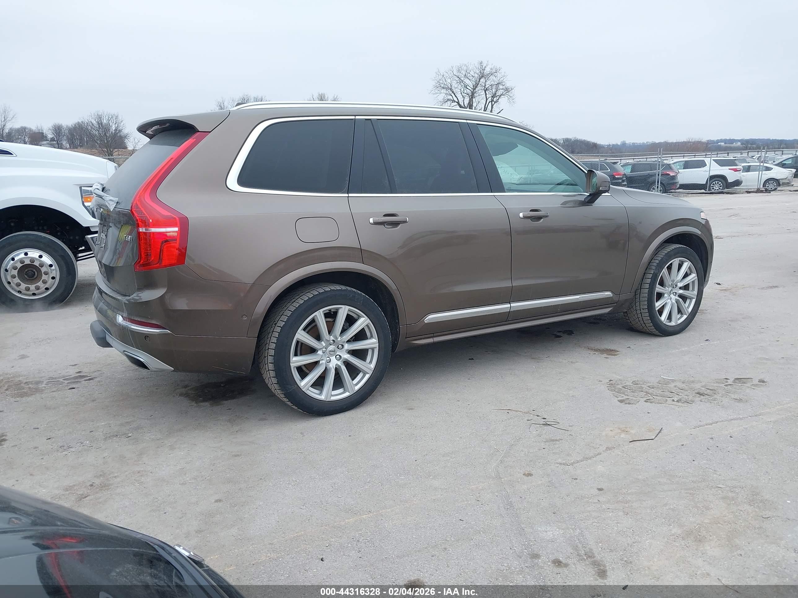 VOLVO XC90 image 4