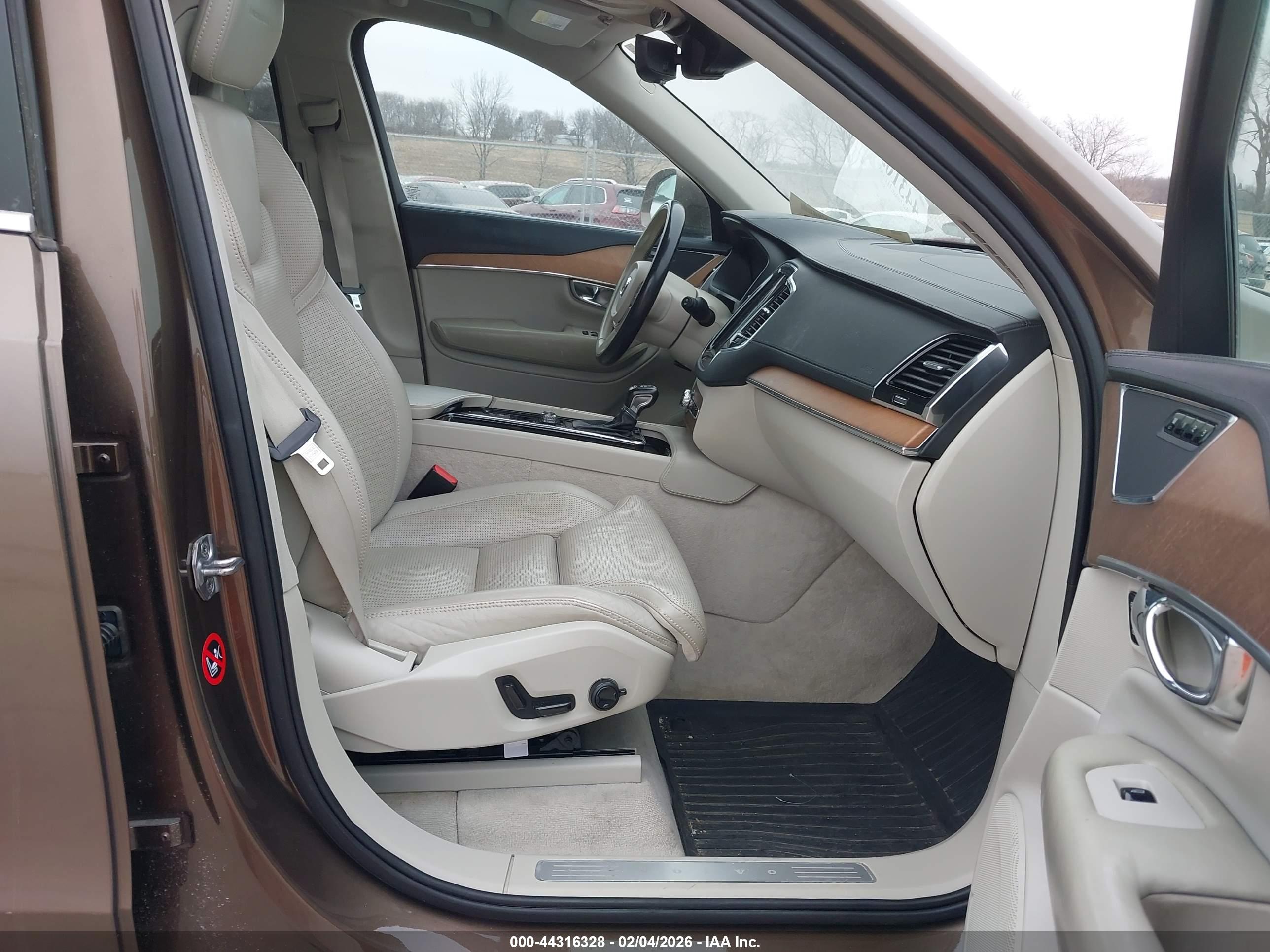 VOLVO XC90 image 5
