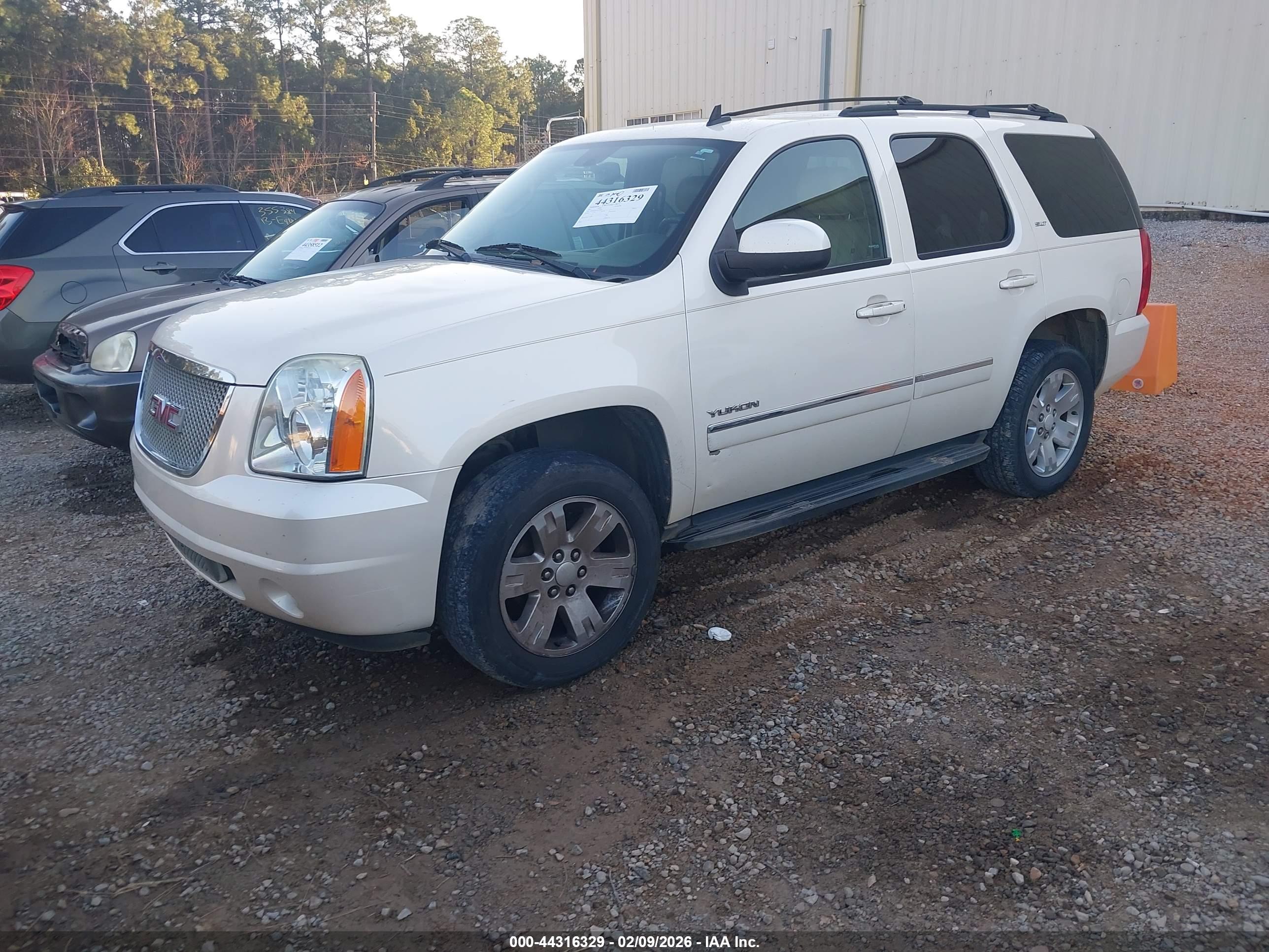 GMC YUKON image 2