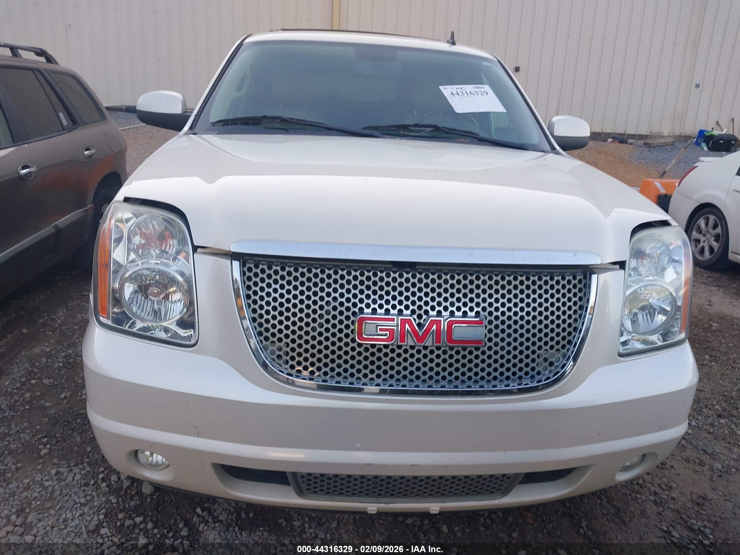 GMC YUKON image 6