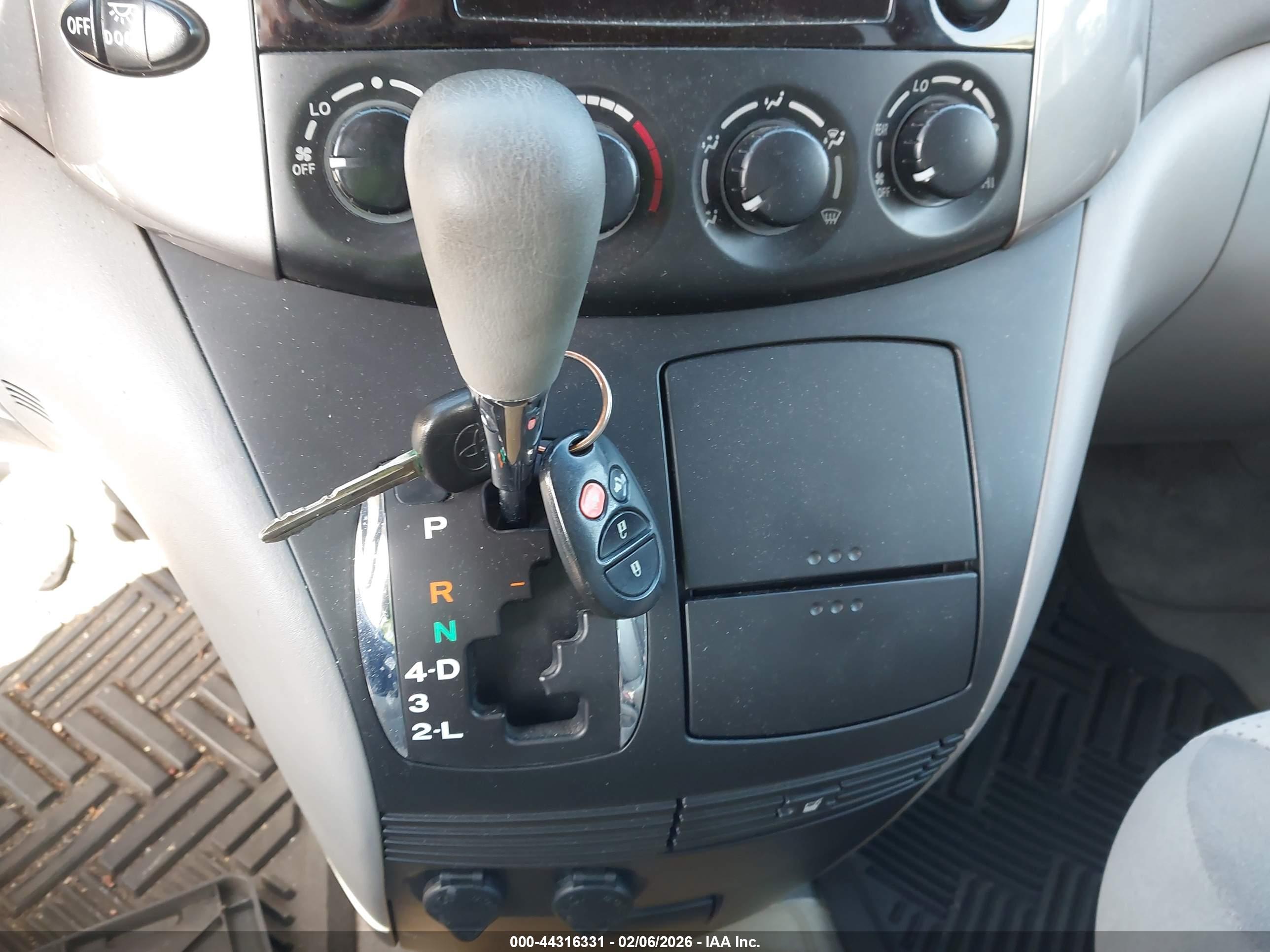 TOYOTA SIENNA image 11