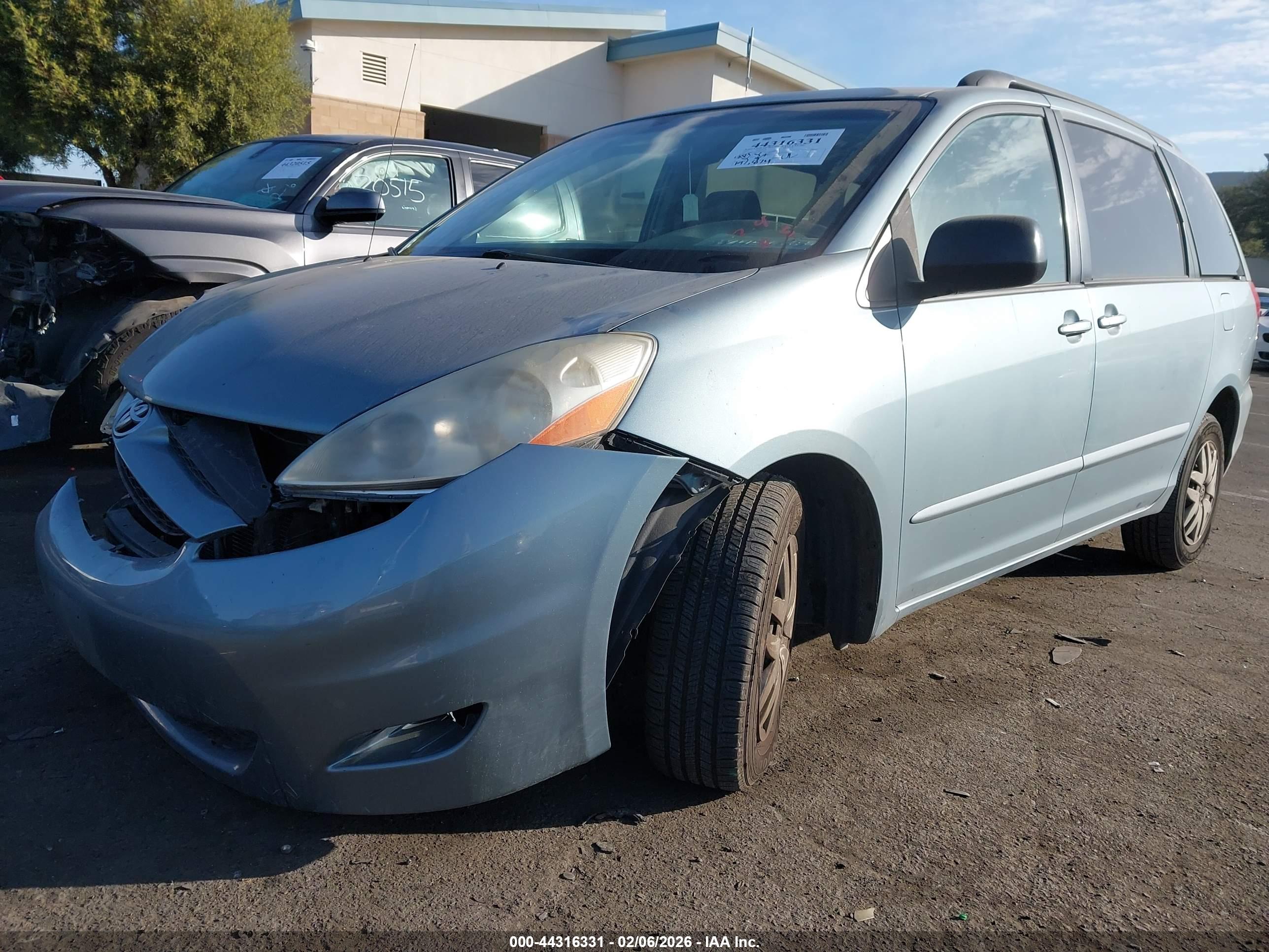 TOYOTA SIENNA image 2