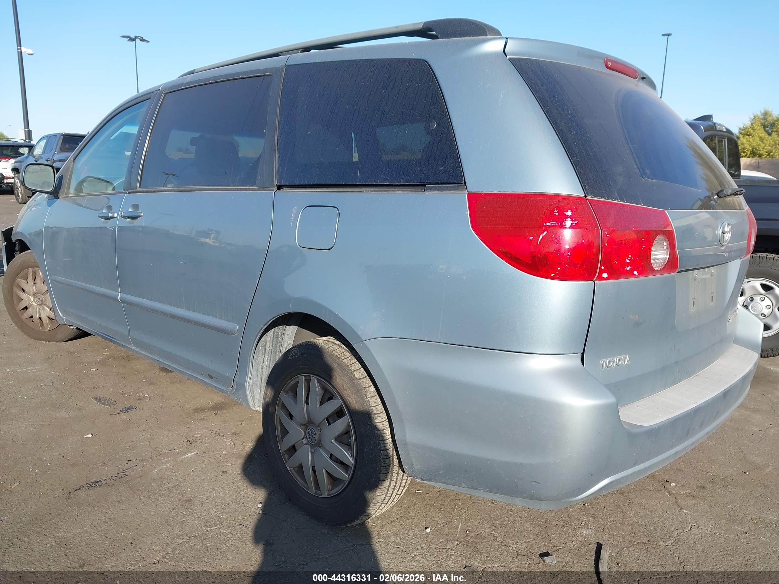TOYOTA SIENNA image 3