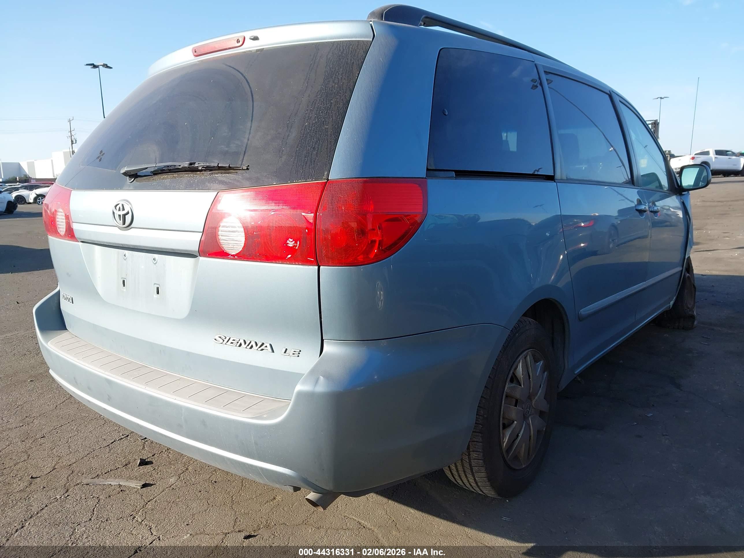 TOYOTA SIENNA image 4