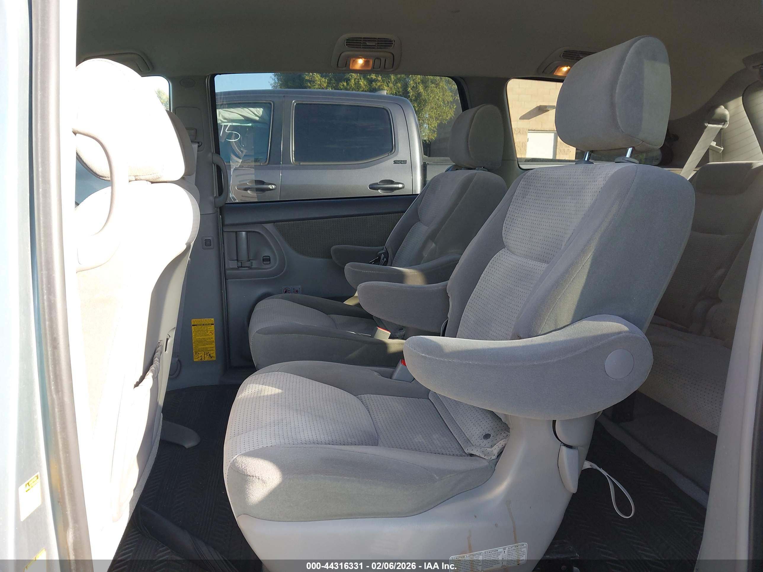 TOYOTA SIENNA image 8