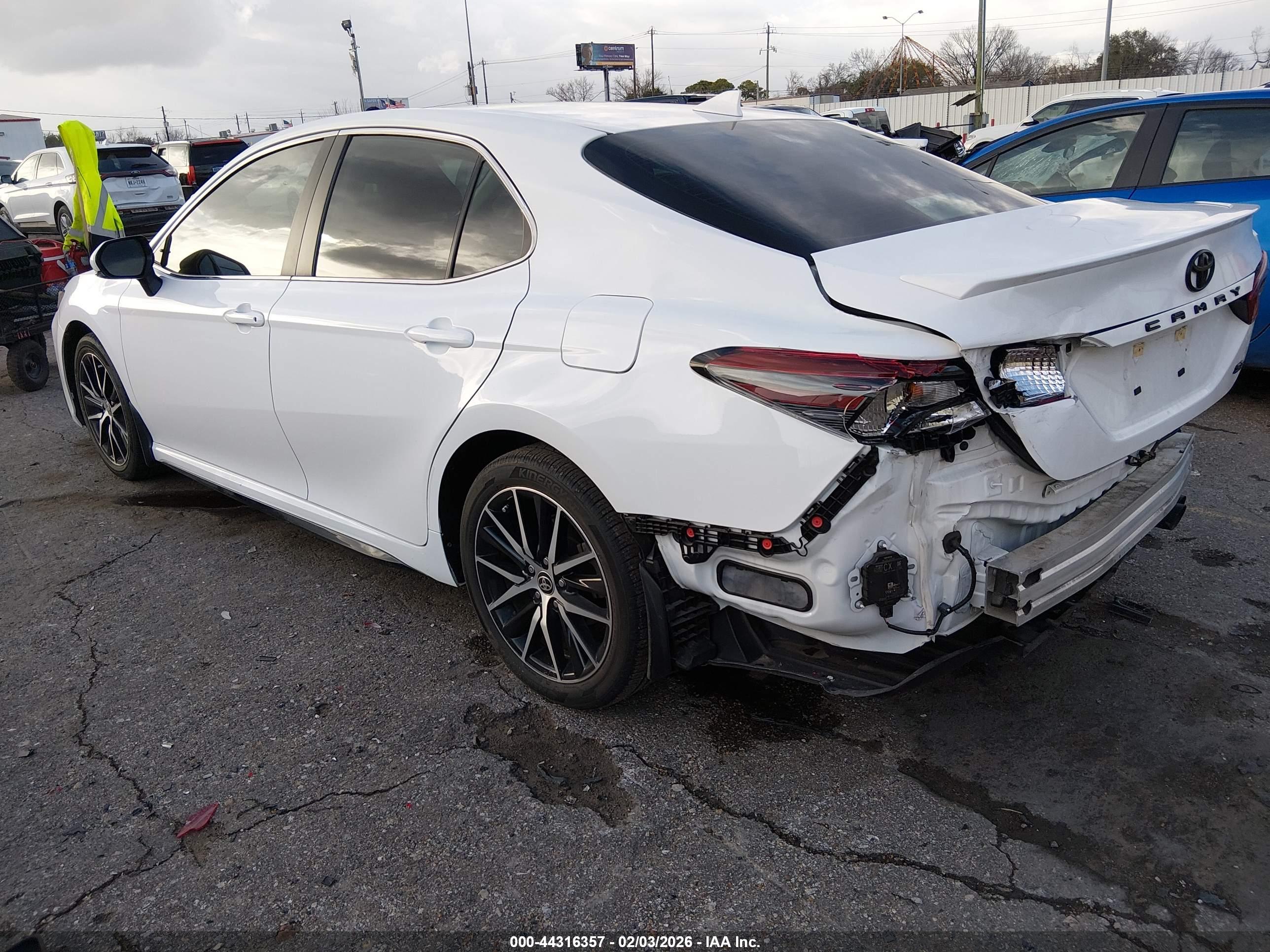 TOYOTA CAMRY image 3