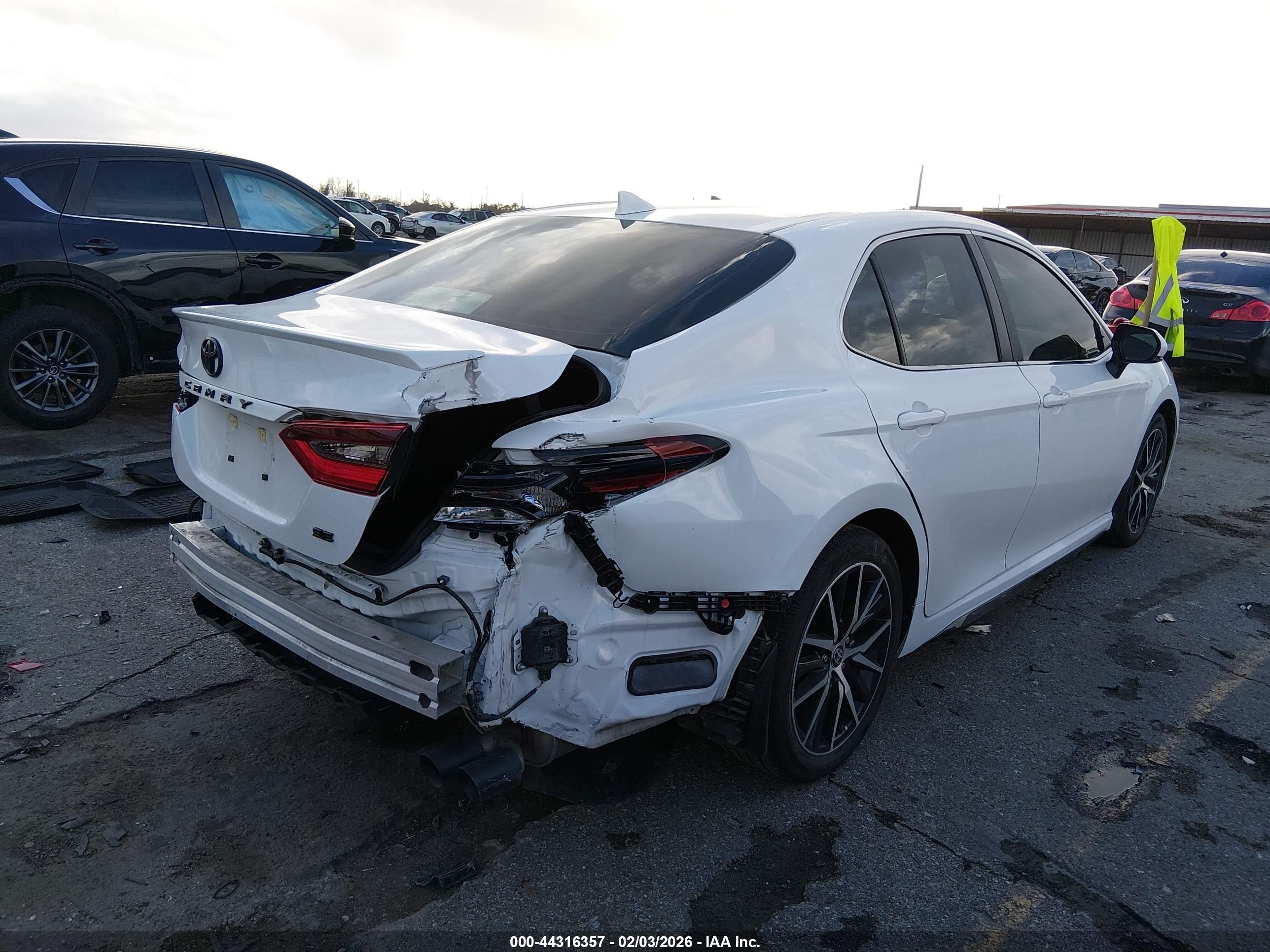 TOYOTA CAMRY image 4