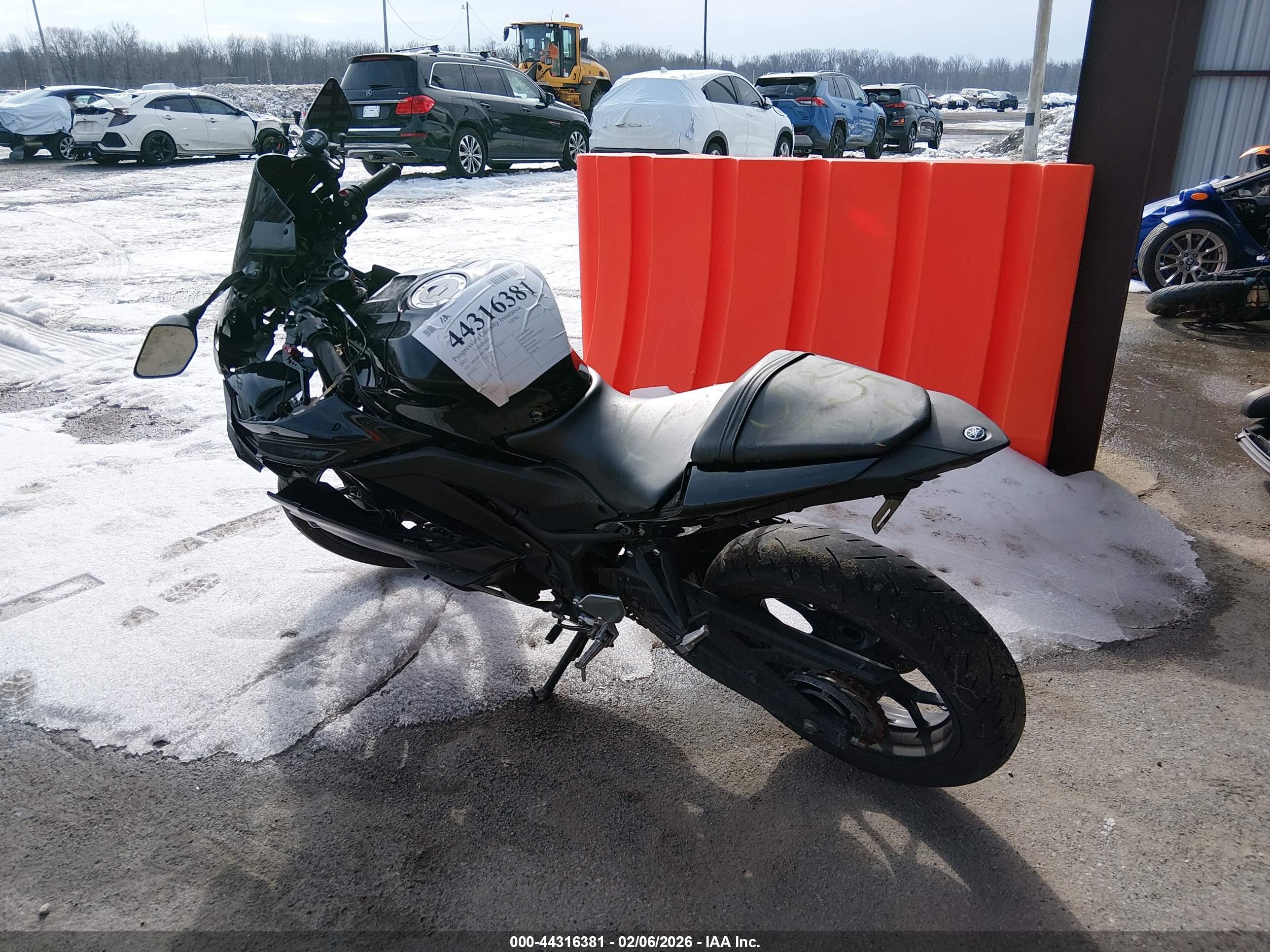 YAMAHA YZFR3 image 3