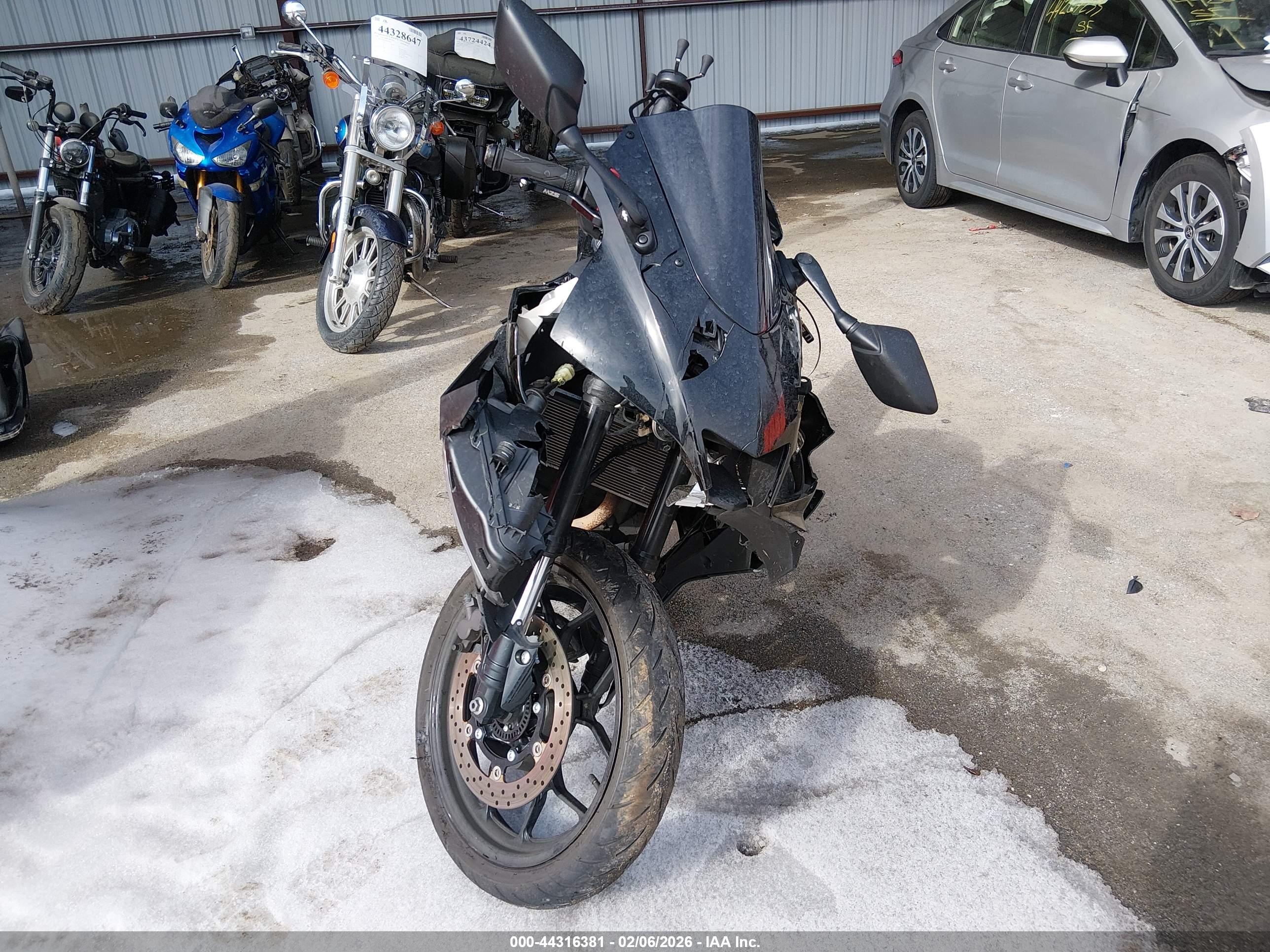 YAMAHA YZFR3 image 5