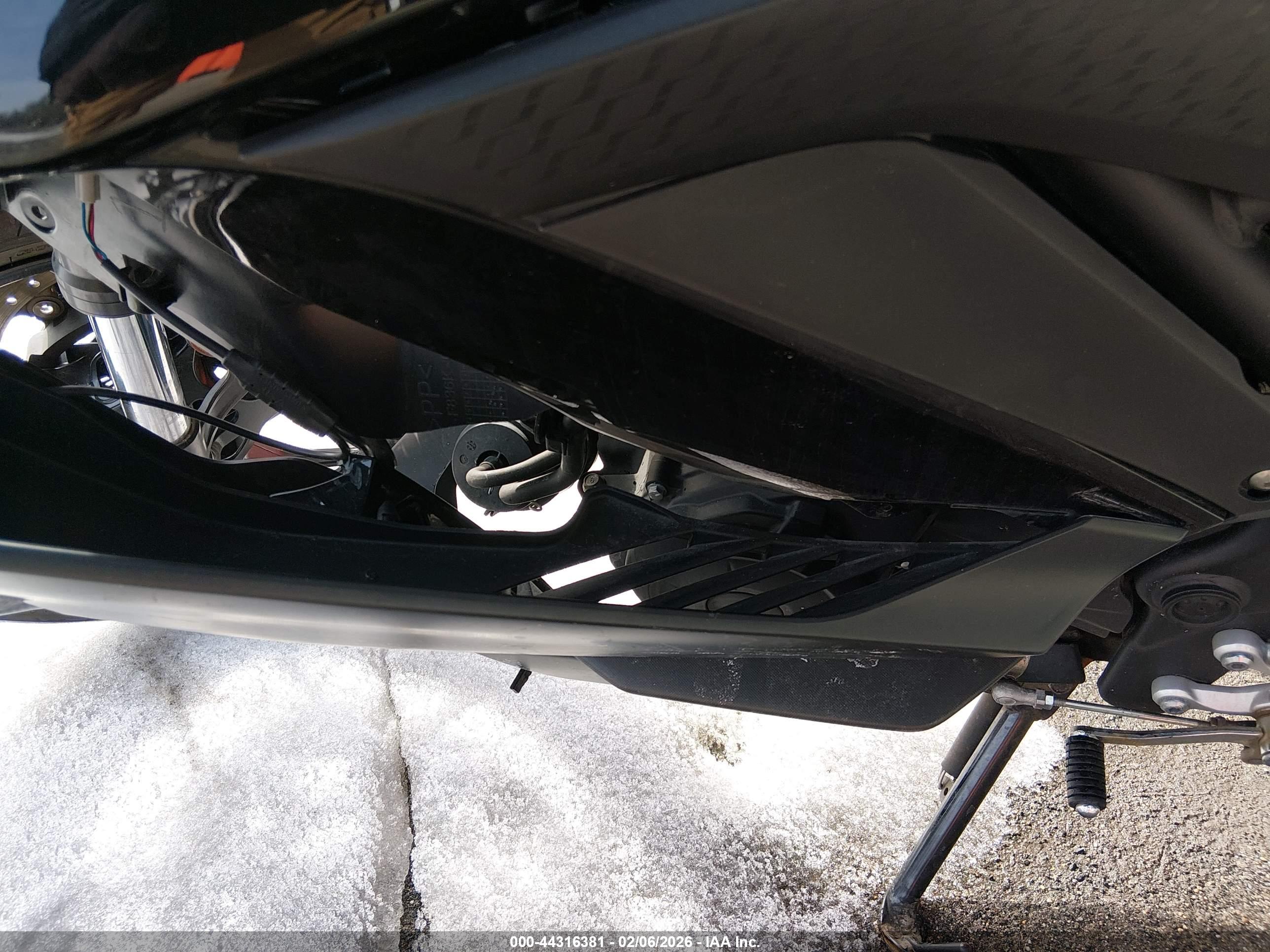 YAMAHA YZFR3 image 9