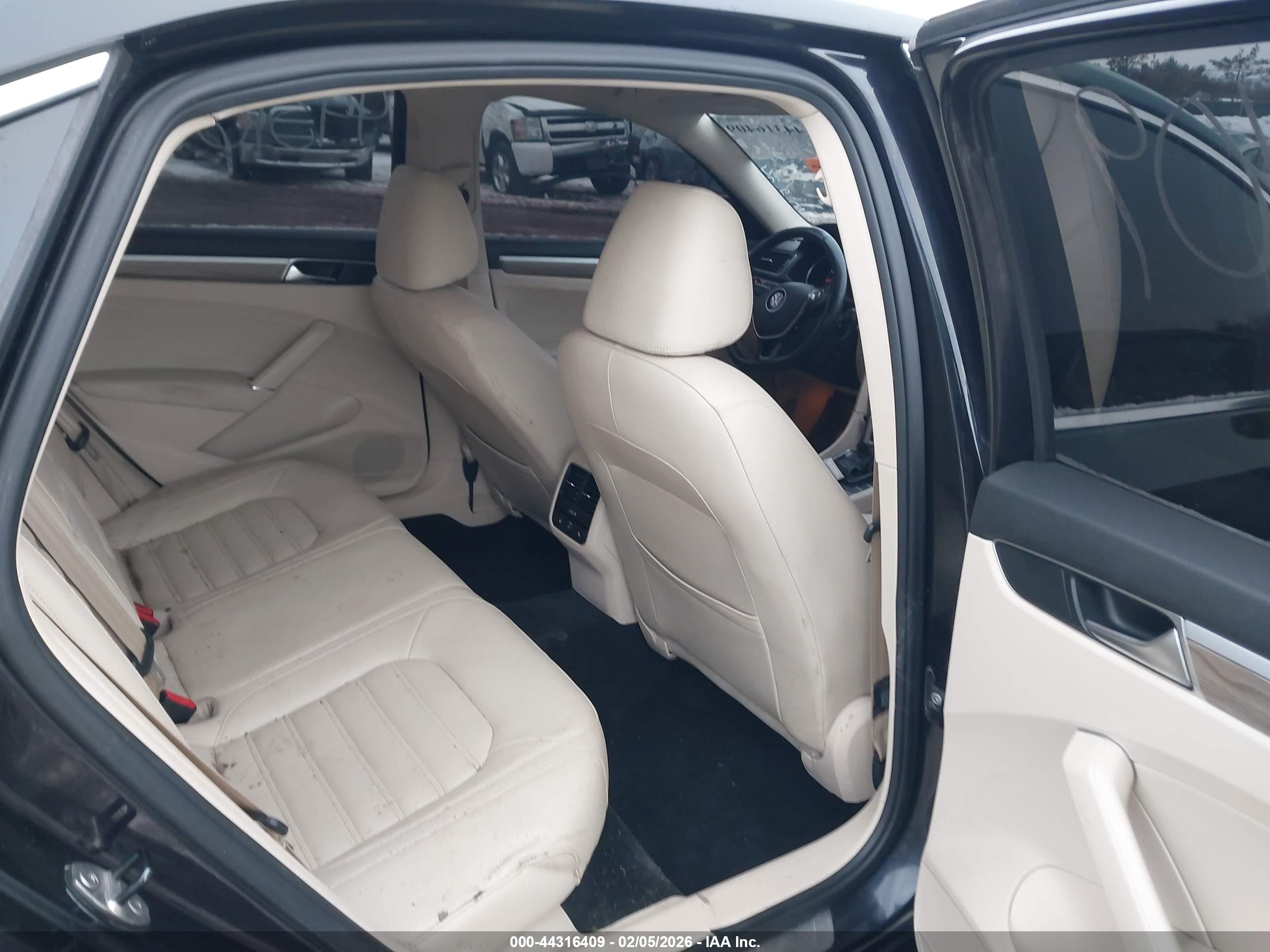 VOLKSWAGEN PASSAT image 8