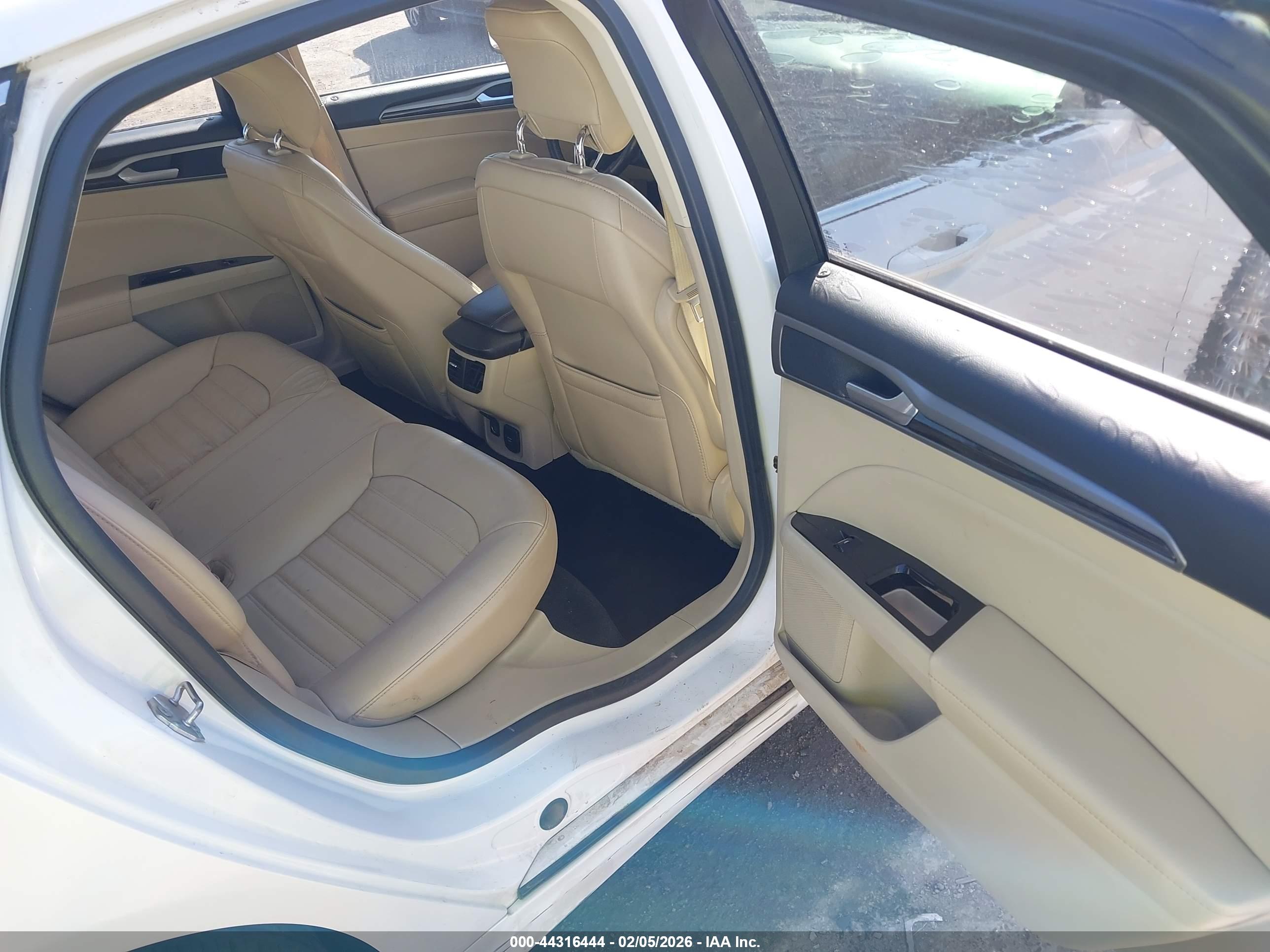 FORD FUSION image 8
