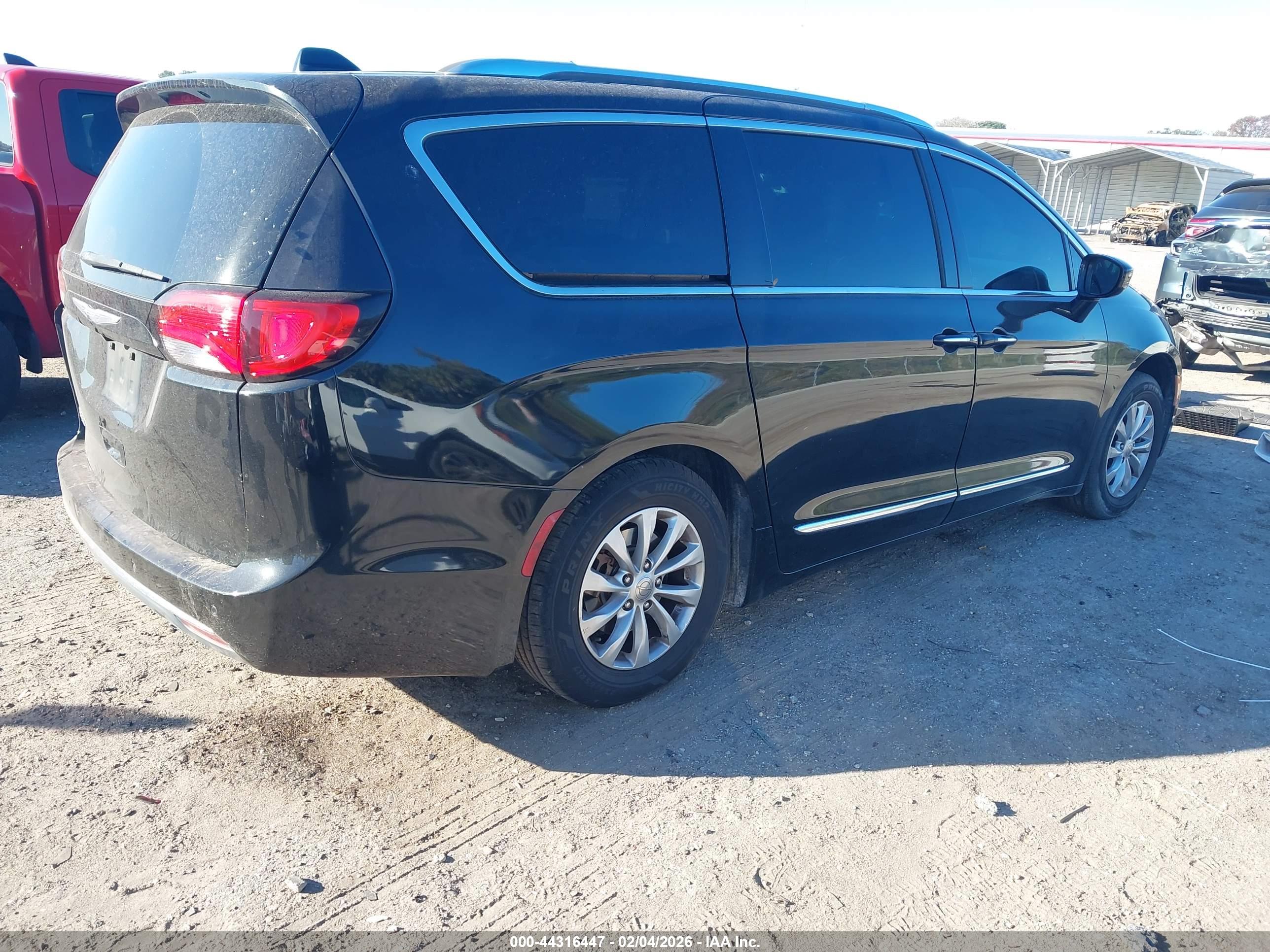 CHRYSLER PACIFICA image 4