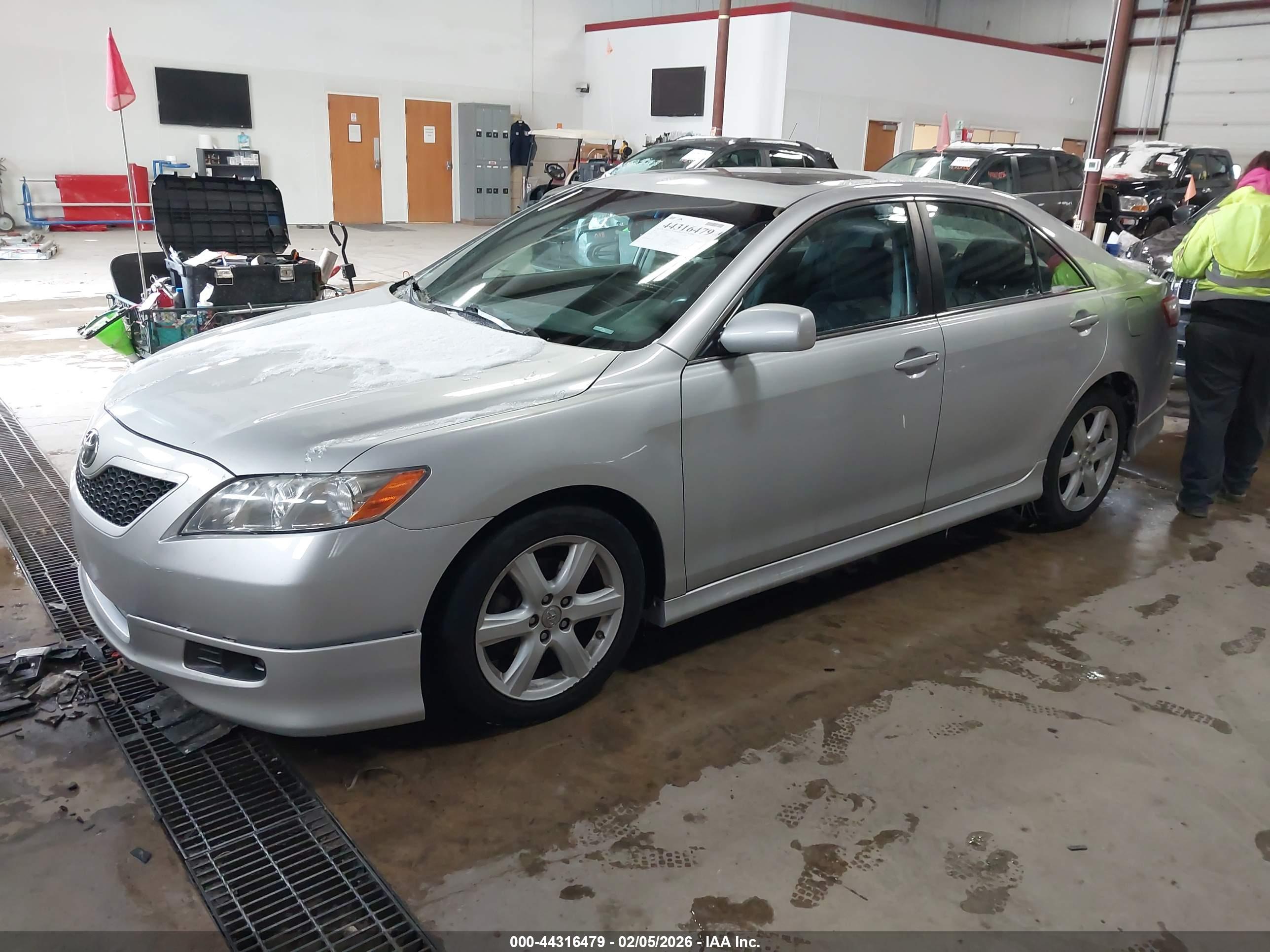 TOYOTA CAMRY image 2