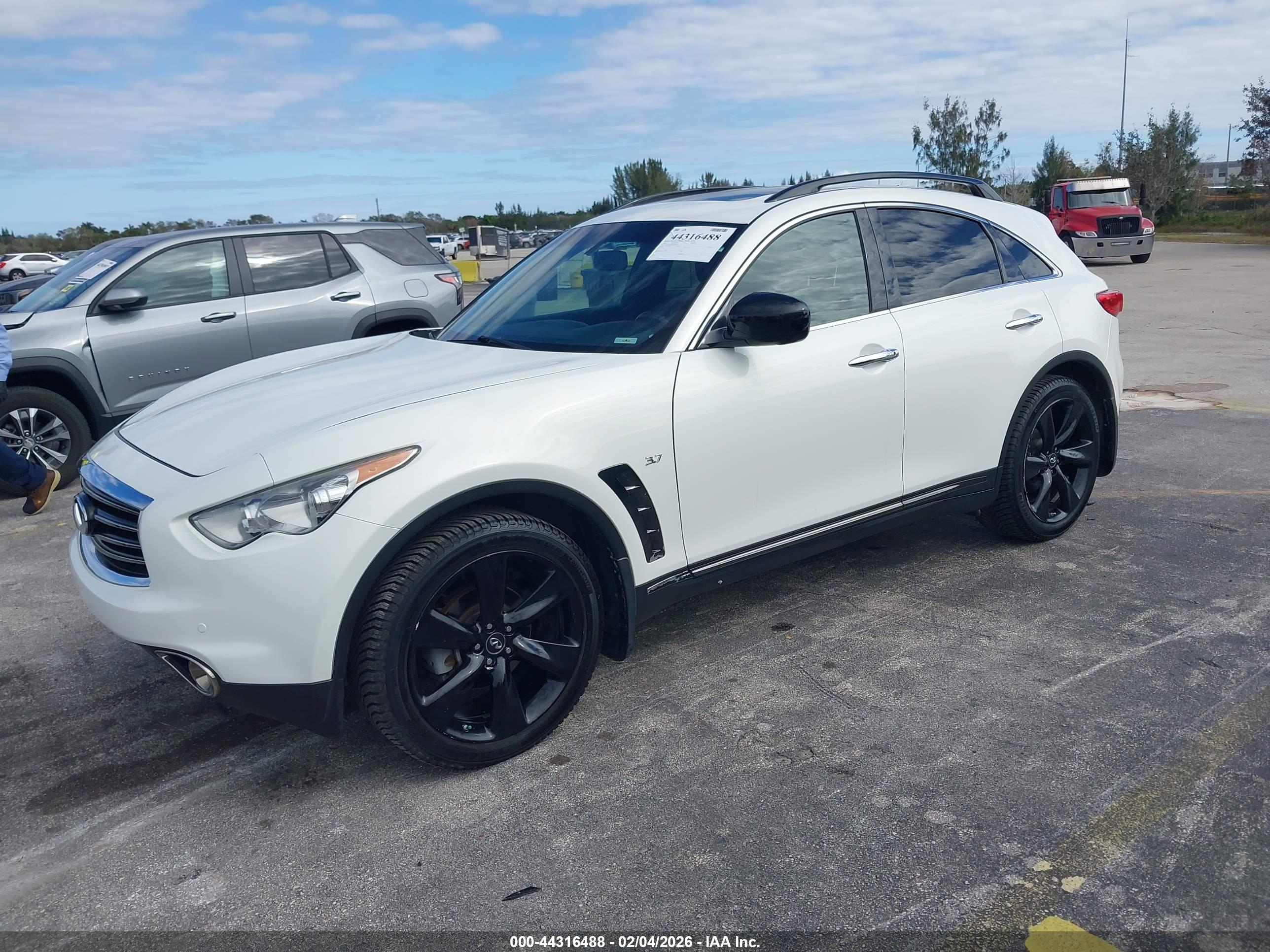 INFINITI QX70 image 2